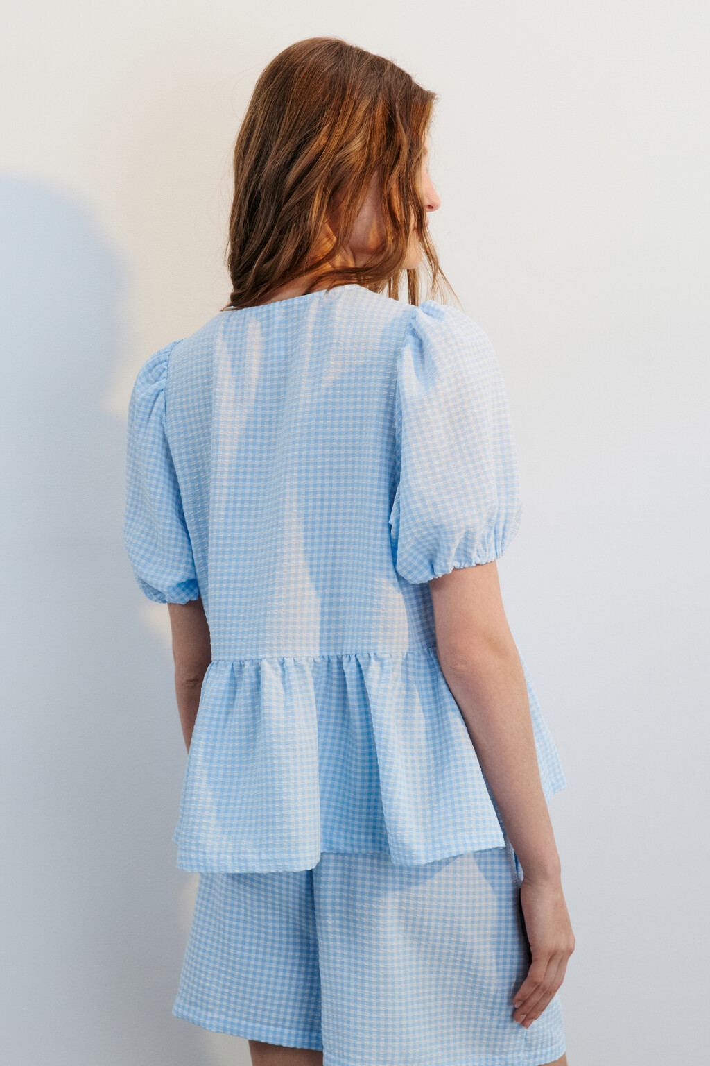 Блузка на завязках с баской - цвет голубой - 3