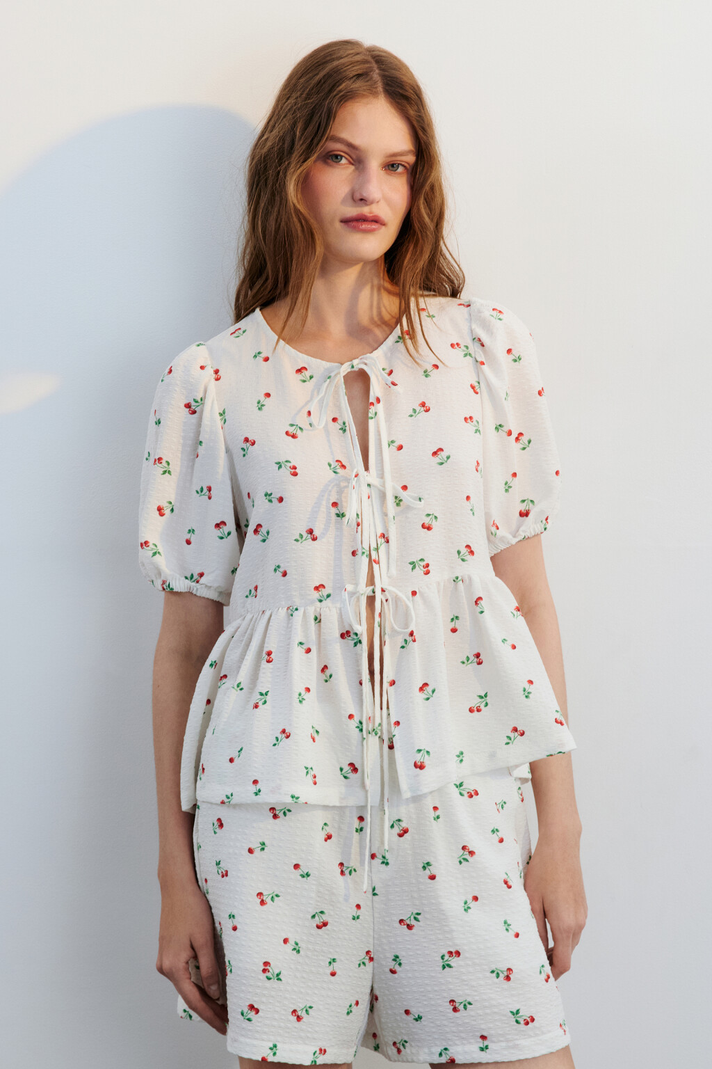 Блузка на завязках с баской - цвет белый - 2