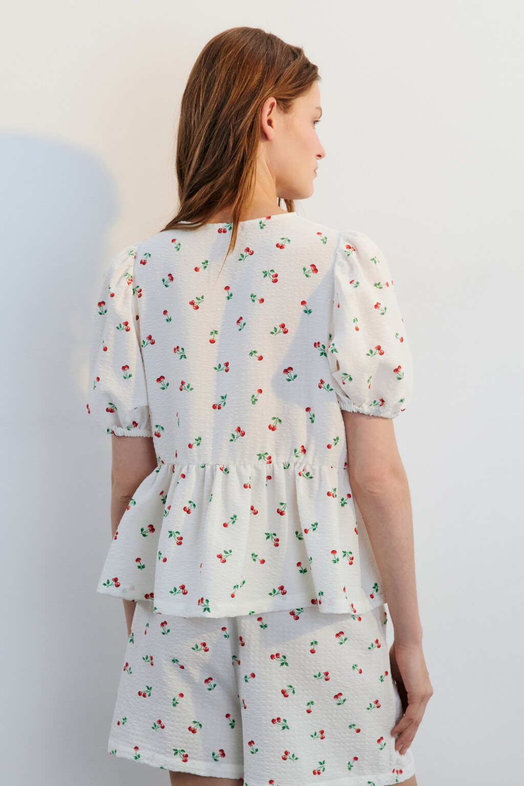 Блузка на завязках с баской - цвет белый - 3