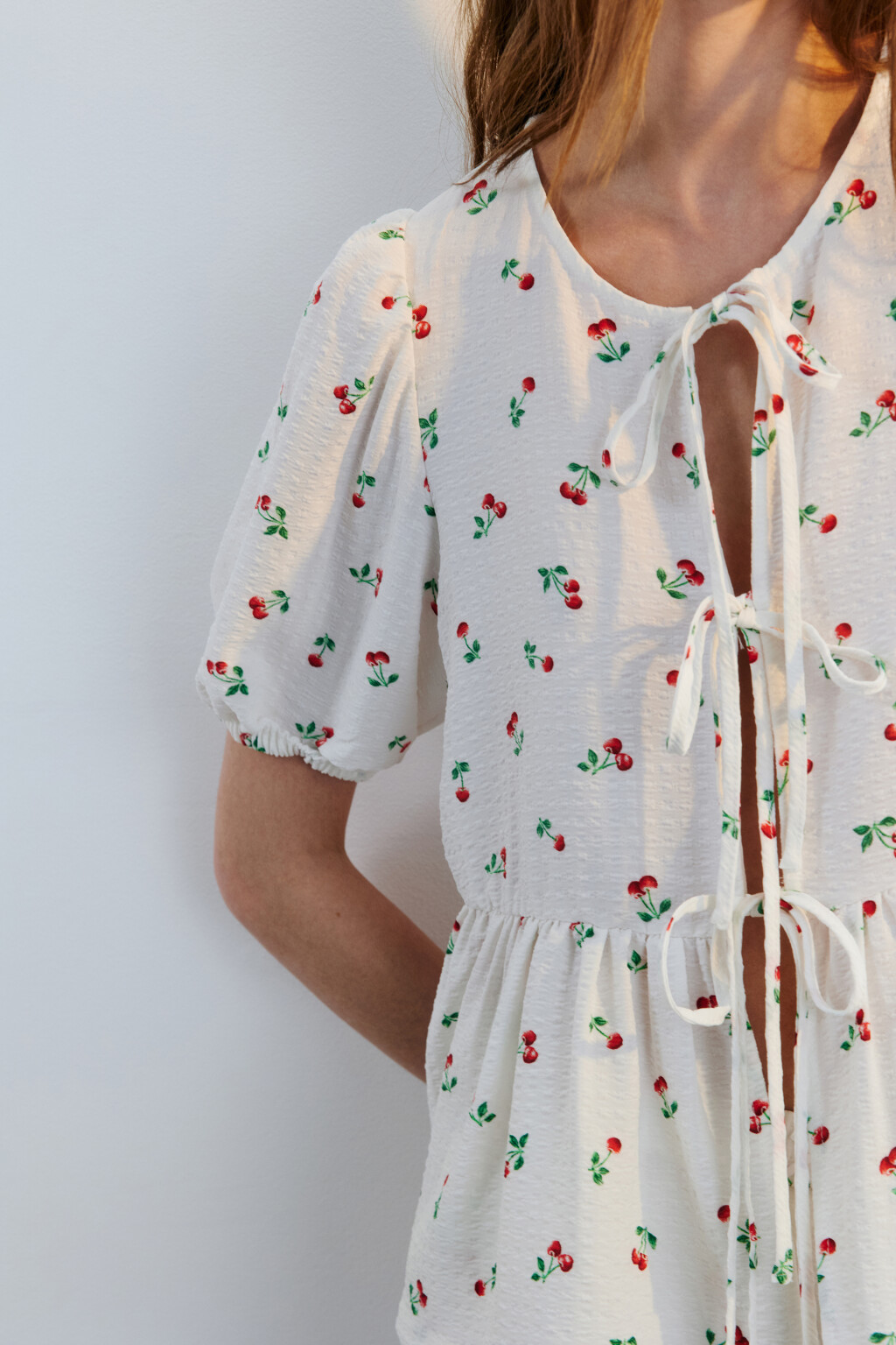 Блузка на завязках с баской - цвет белый - 6