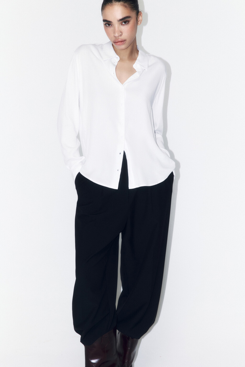 Блузка-рубашка полуприталенная из вискозы - цвет белый - 1