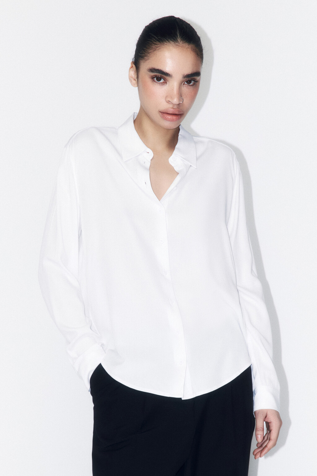 Блузка-рубашка полуприталенная из вискозы - цвет белый - 2