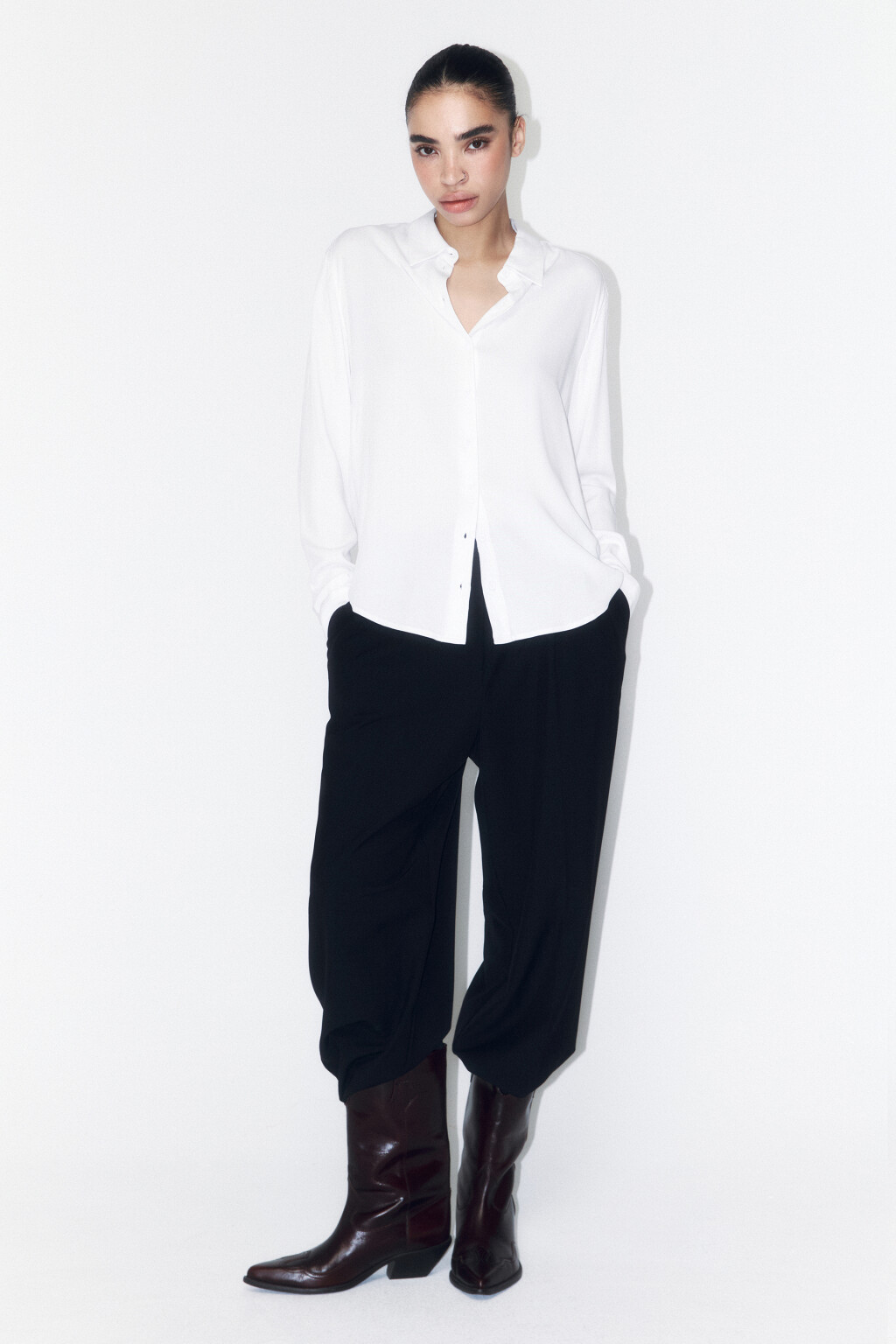 Блузка-рубашка полуприталенная из вискозы - цвет белый - 4