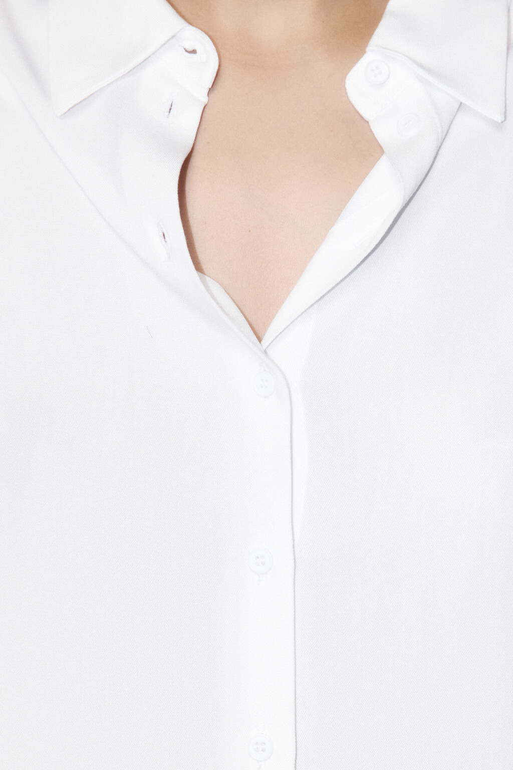 Блузка-рубашка полуприталенная из вискозы - цвет белый - 5