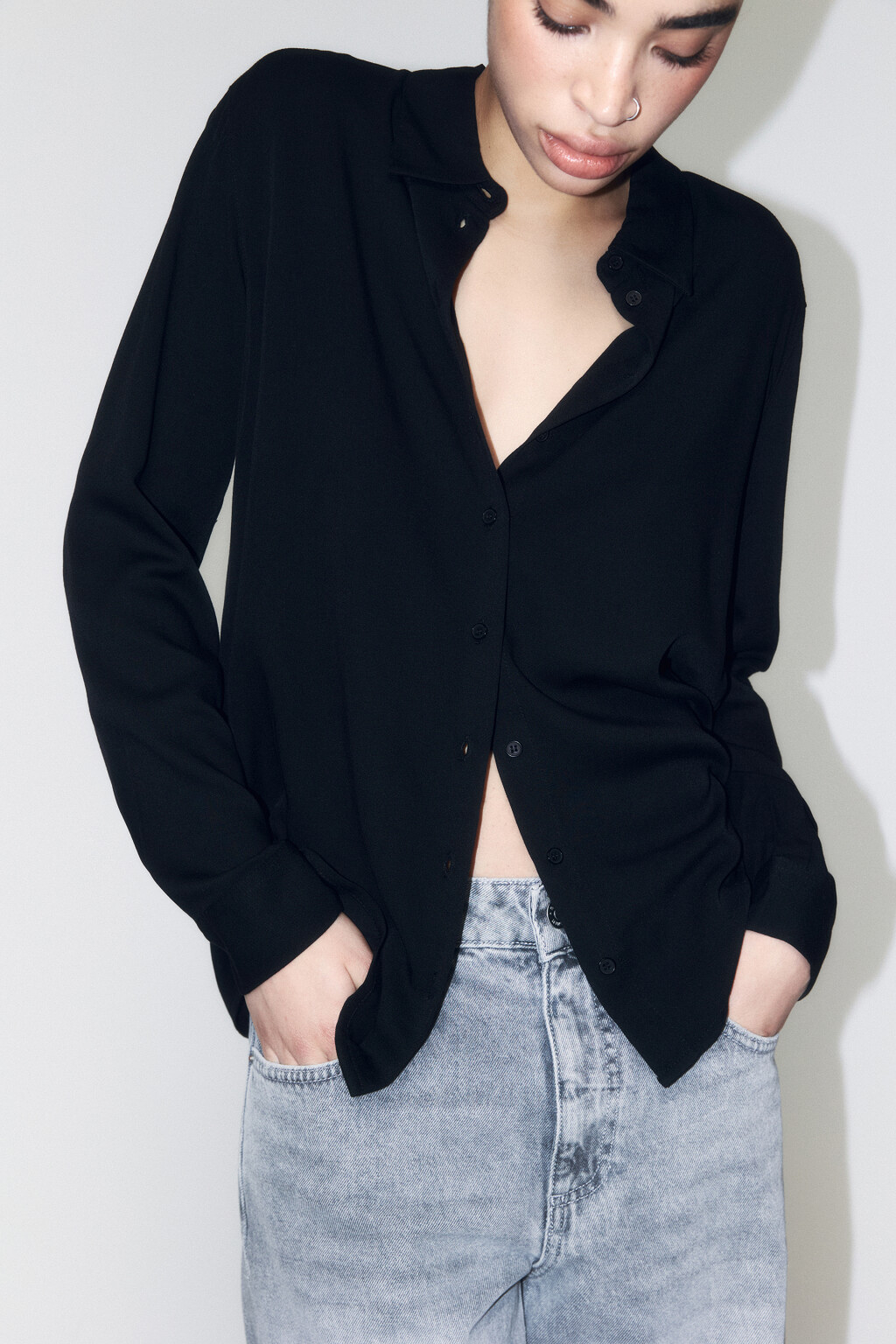 Блузка-рубашка полуприталенная из вискозы - цвет черный - 1