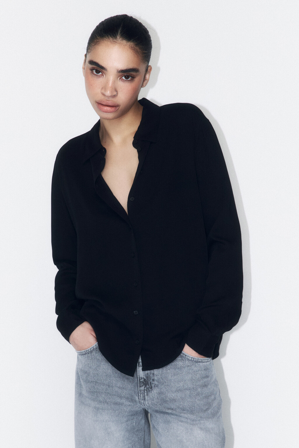 Блузка-рубашка полуприталенная из вискозы - цвет черный - 2