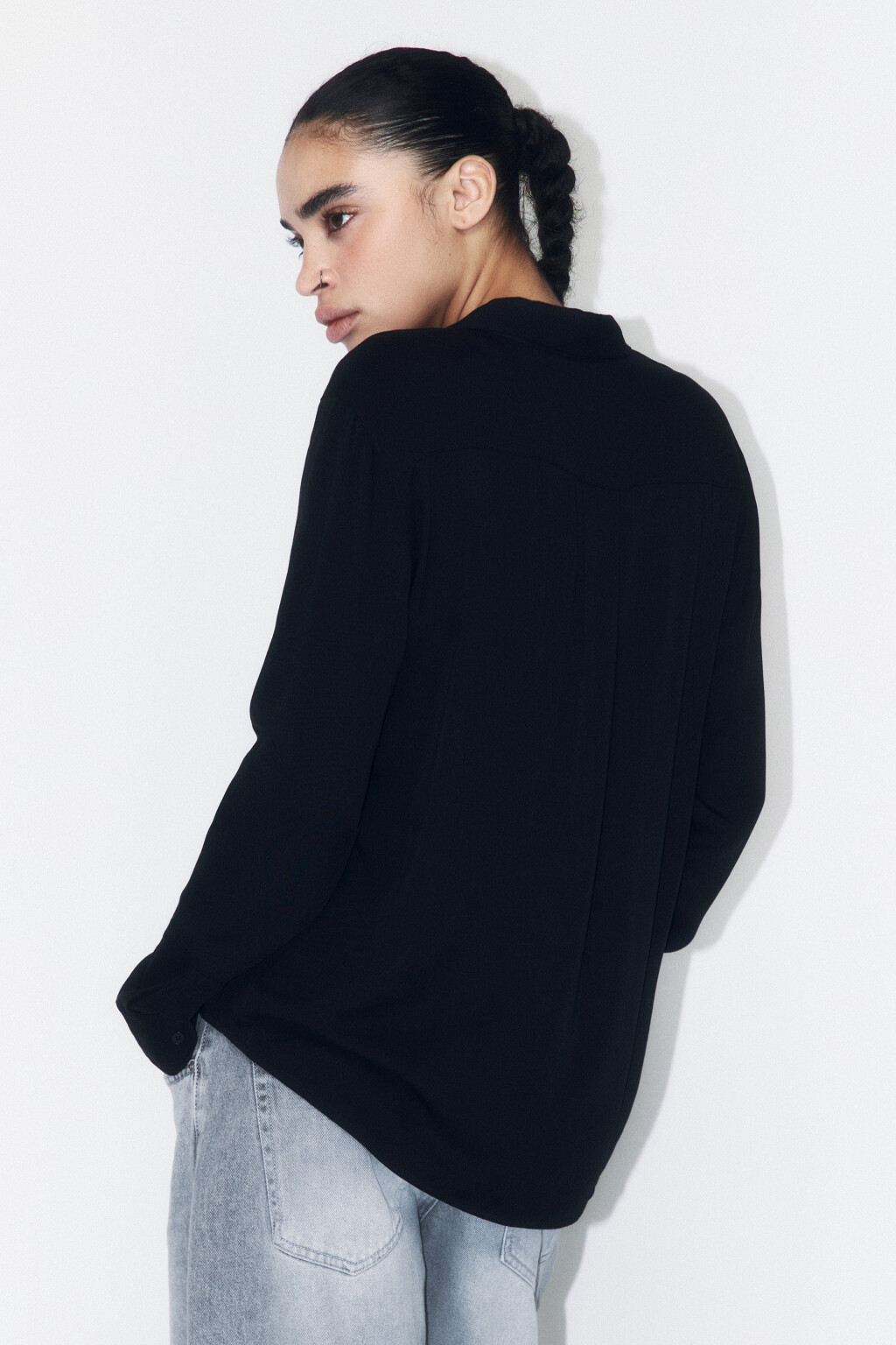 Блузка-рубашка полуприталенная из вискозы - цвет черный - 3