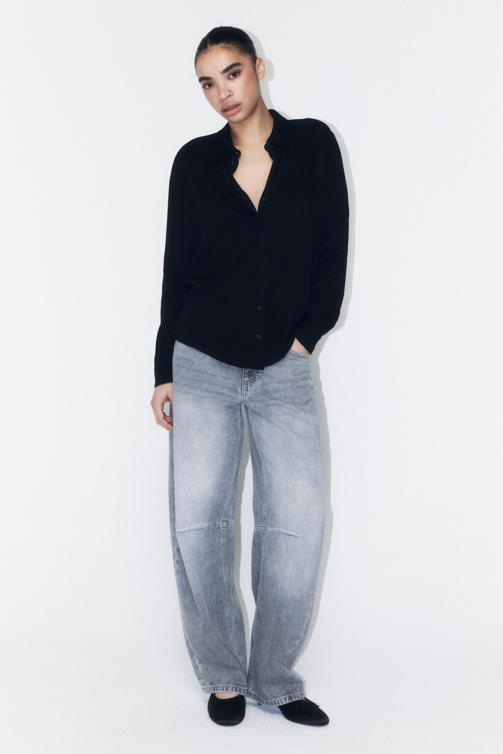 Блузка-рубашка полуприталенная из вискозы - цвет черный - 4