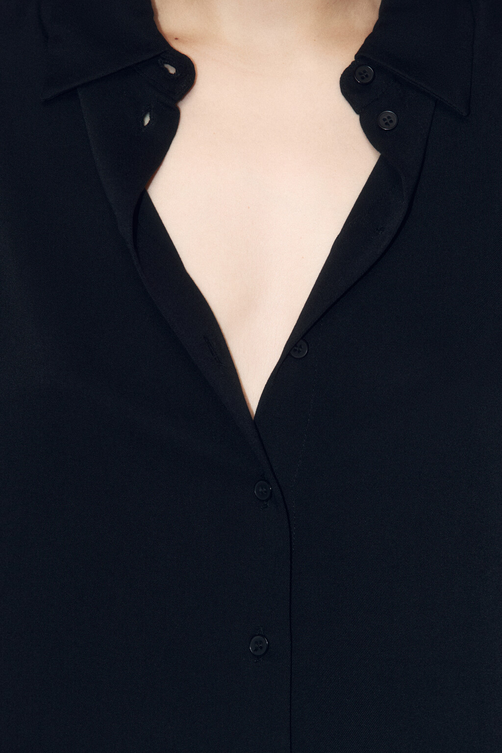 Блузка-рубашка полуприталенная из вискозы - цвет черный - 5