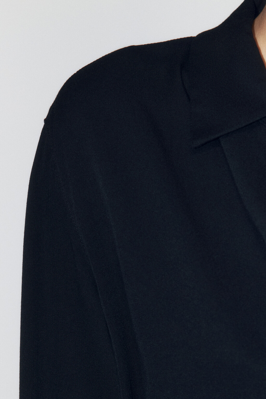 Блузка-рубашка полуприталенная из вискозы - цвет черный - 6