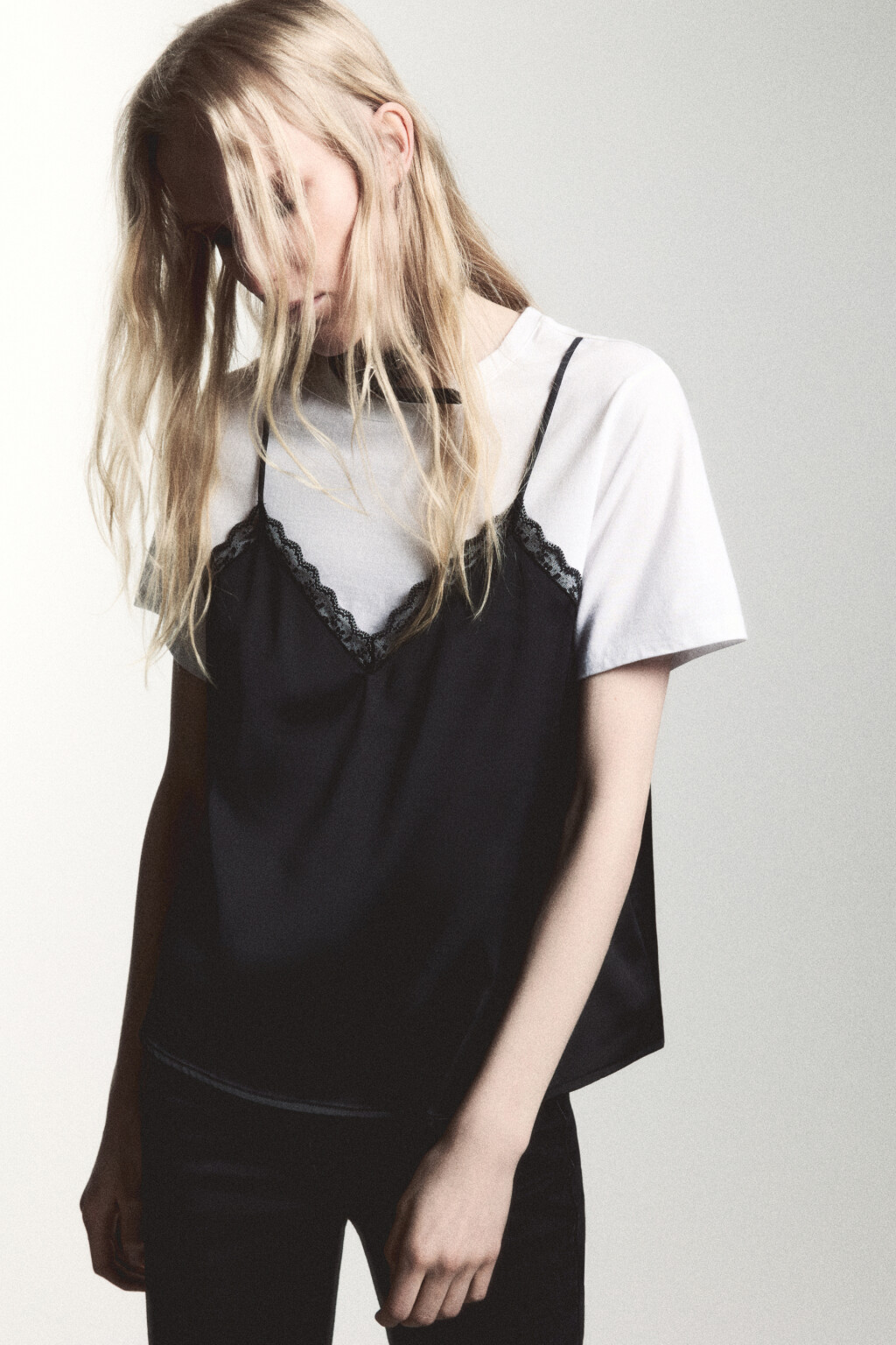 Футболка-топ с атласной майкой и кружевом - цвет черный - 1