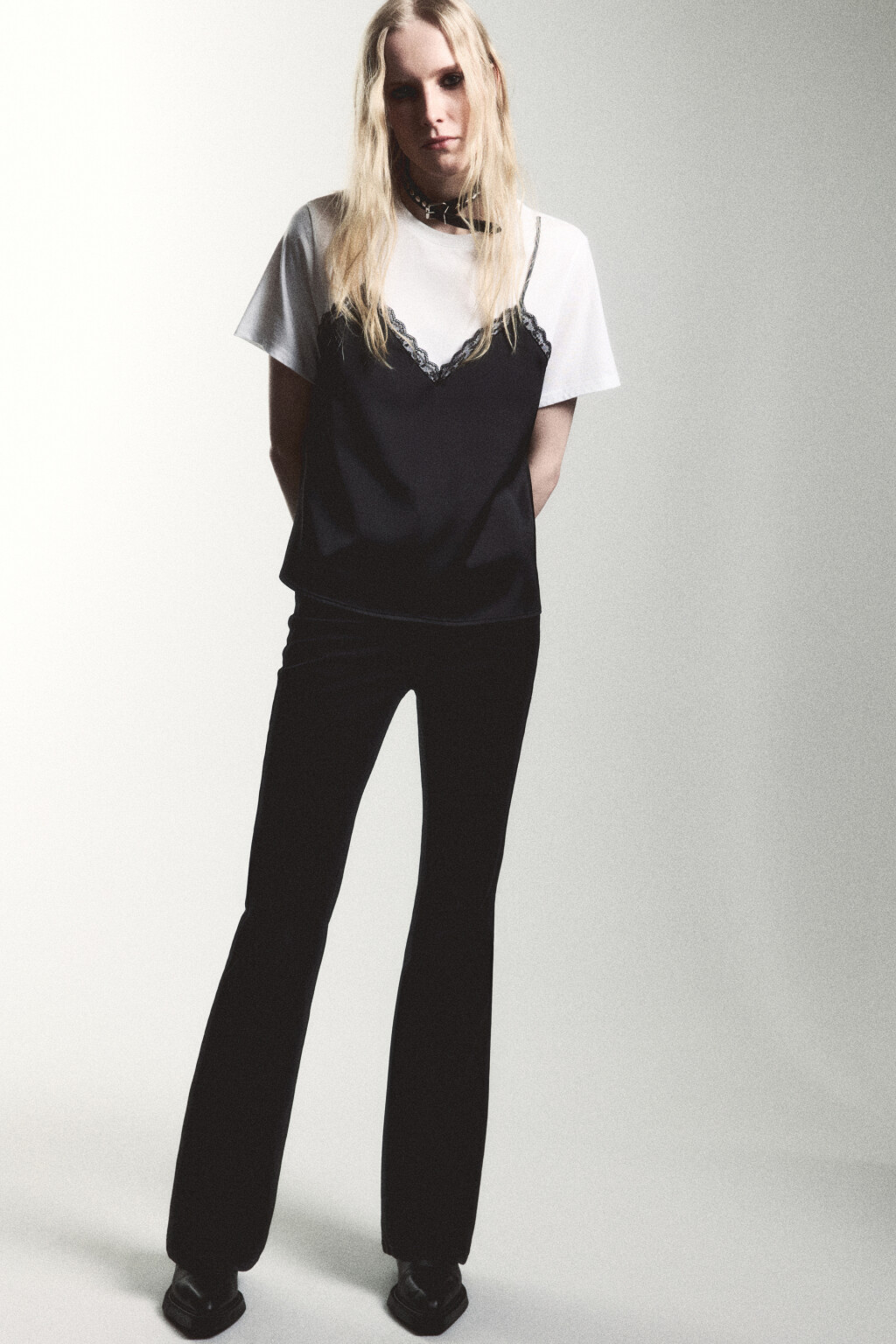 Футболка-топ с атласной майкой и кружевом - цвет черный - 2