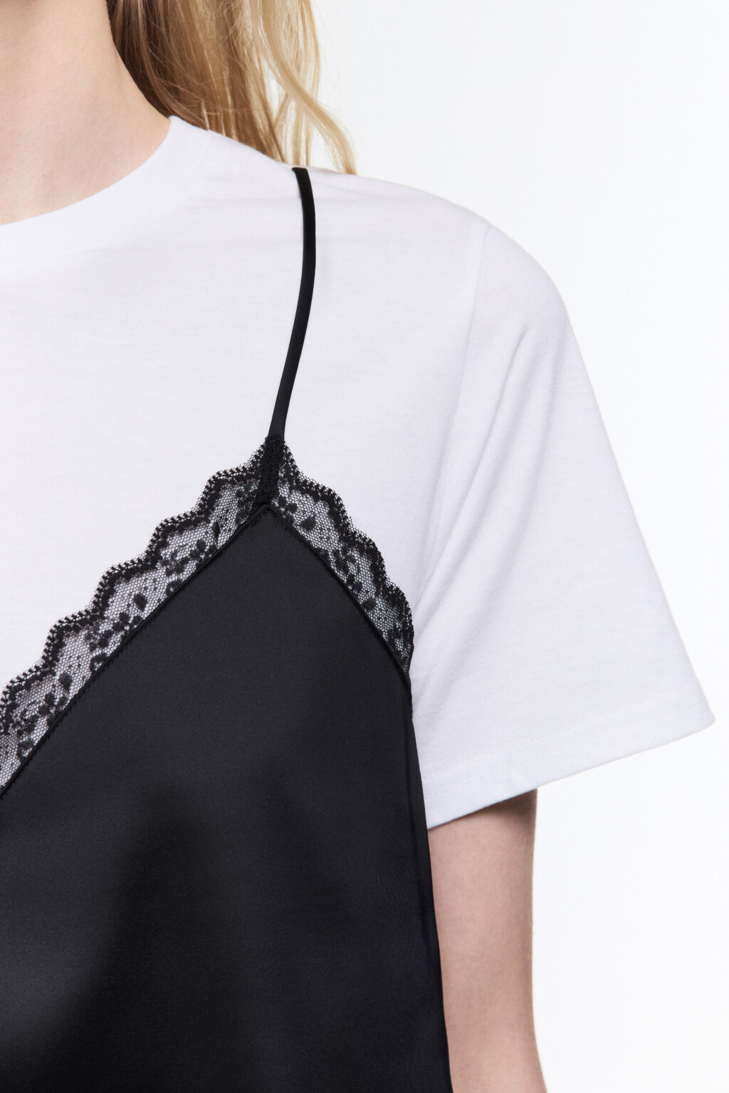 Футболка-топ с атласной майкой и кружевом - цвет черный - 7