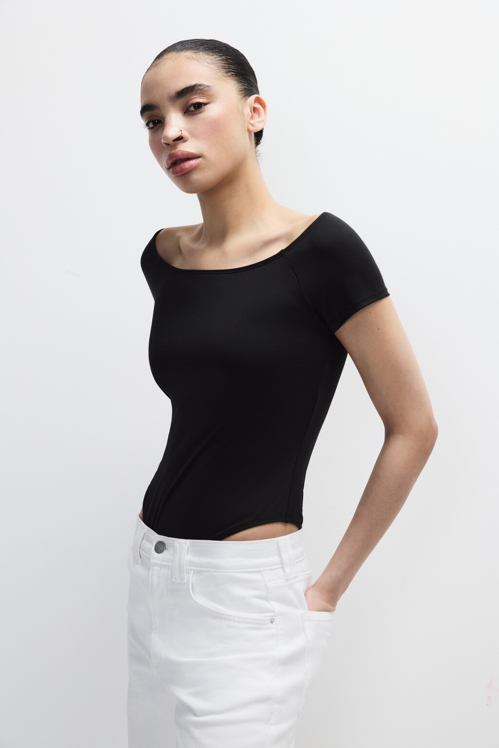 Боди-футболка с открытыми плечами - цвет черный - 1