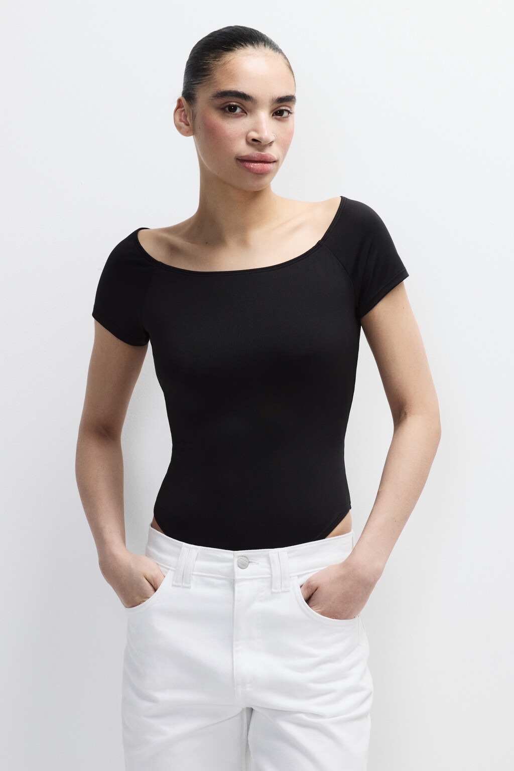 Боди-футболка с открытыми плечами - цвет черный - 2