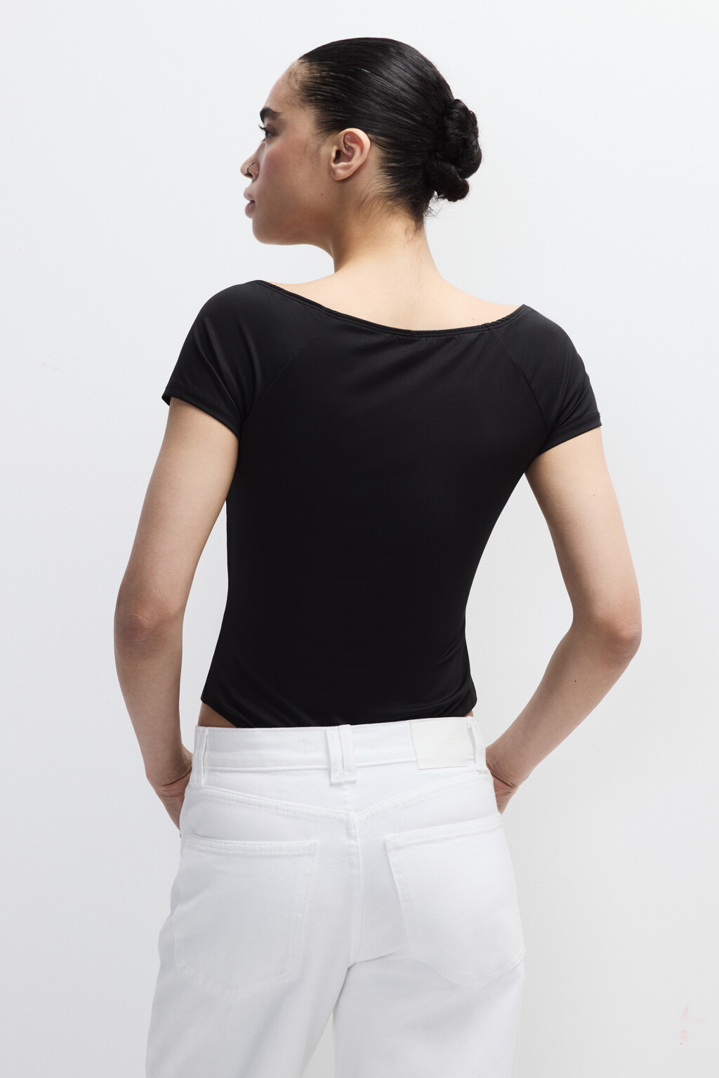 Боди-футболка с открытыми плечами - цвет черный - 3