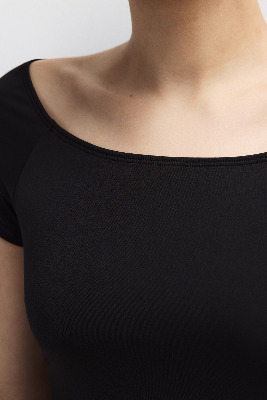 Боди-футболка с открытыми плечами - цвет черный - 5