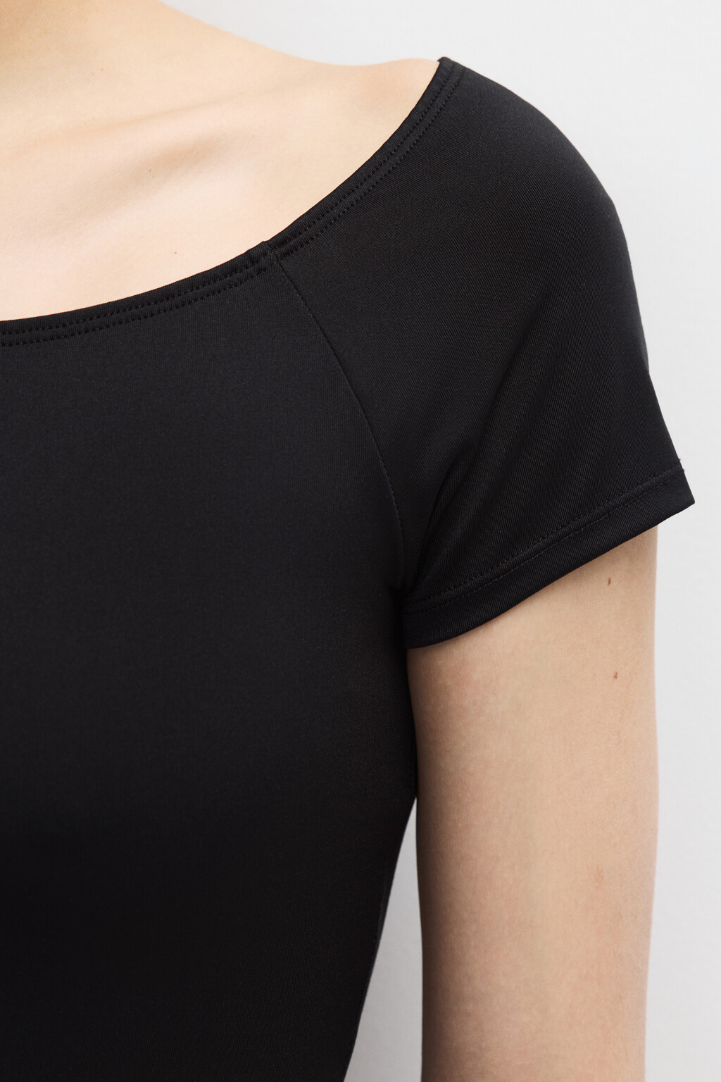 Боди-футболка с открытыми плечами - цвет черный - 6