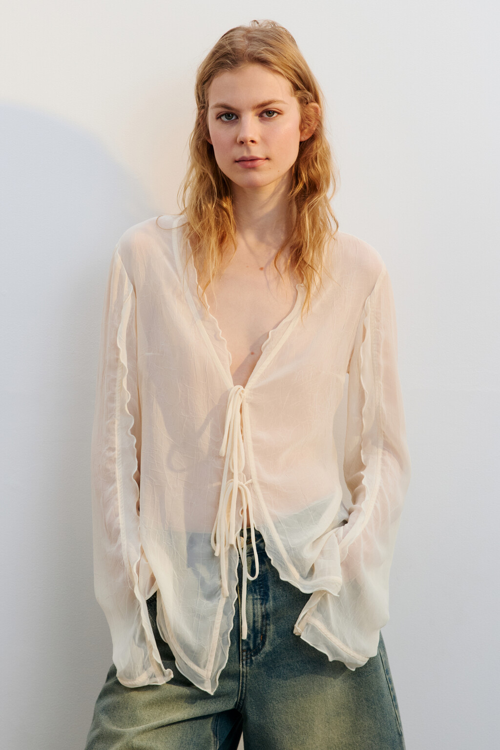 Блузка на завязках из жатого шифона - цвет молочный - 3
