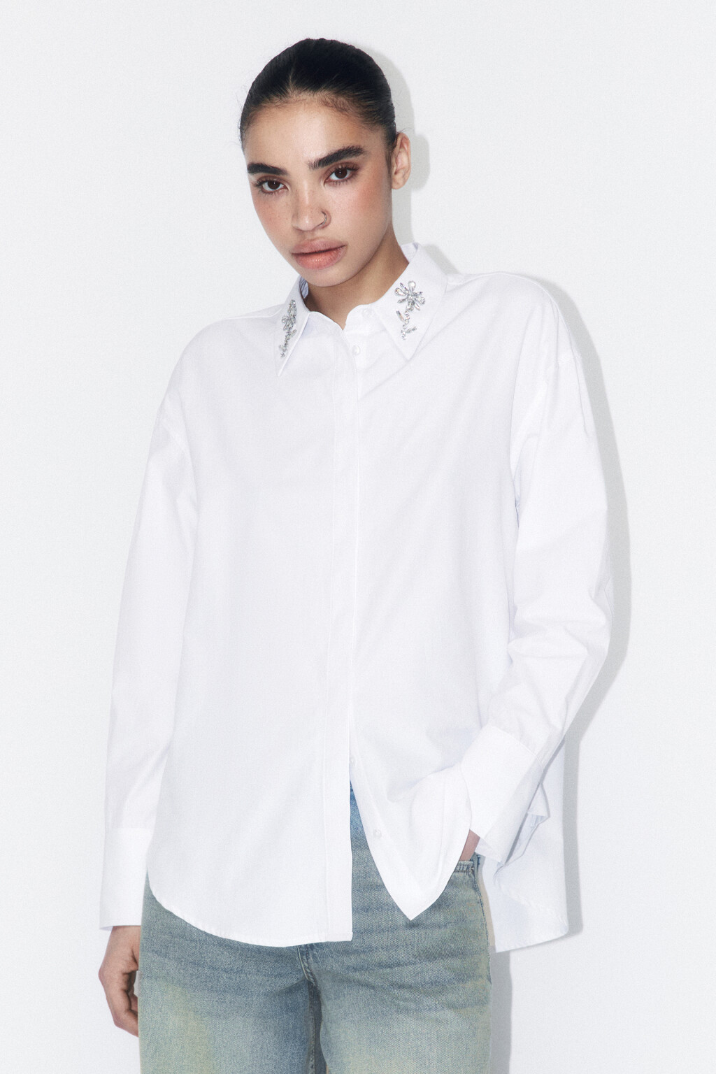 Рубашка хлопковая с кристаллами на воротнике - цвет белый - 2