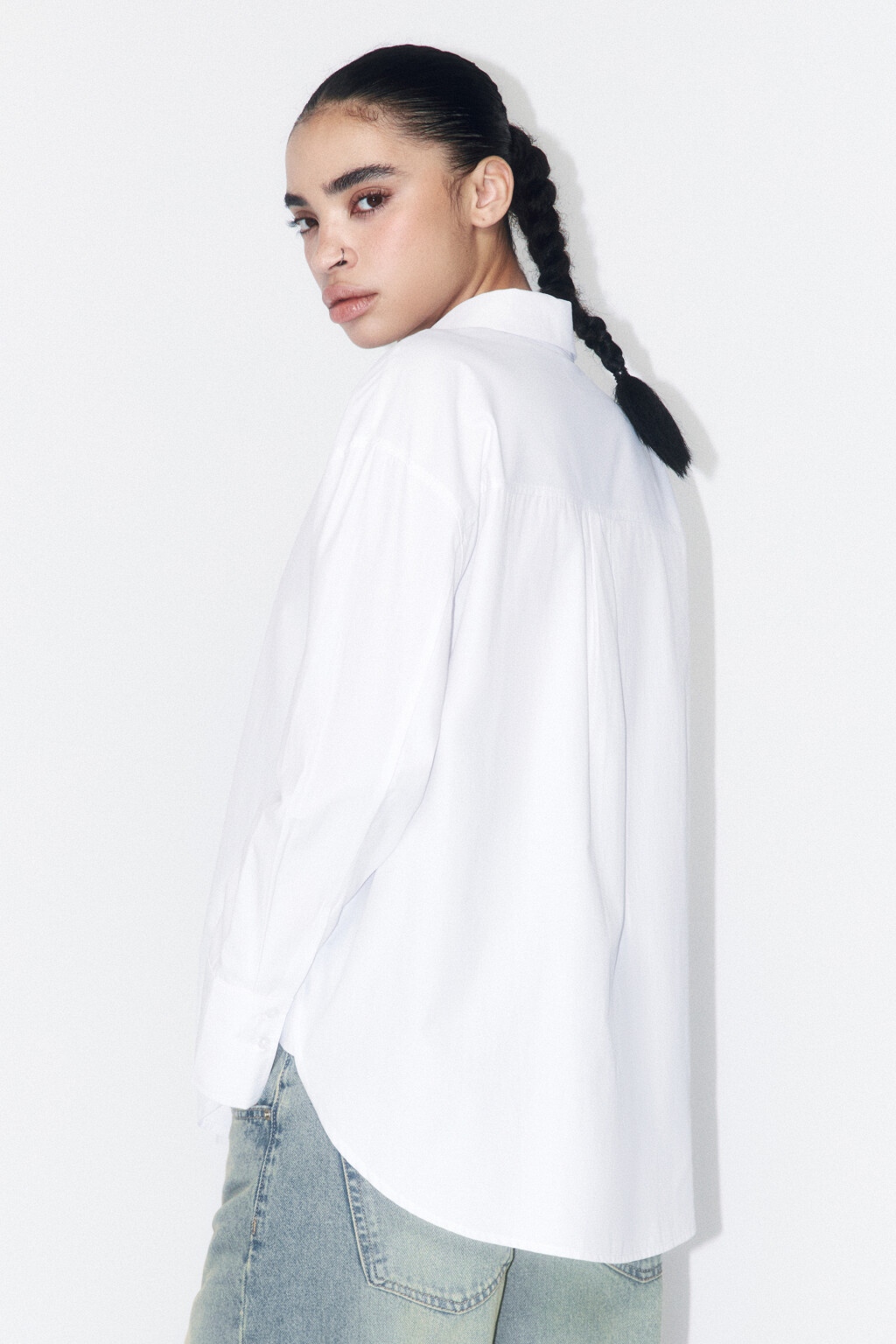 Рубашка хлопковая с кристаллами на воротнике - цвет белый - 3