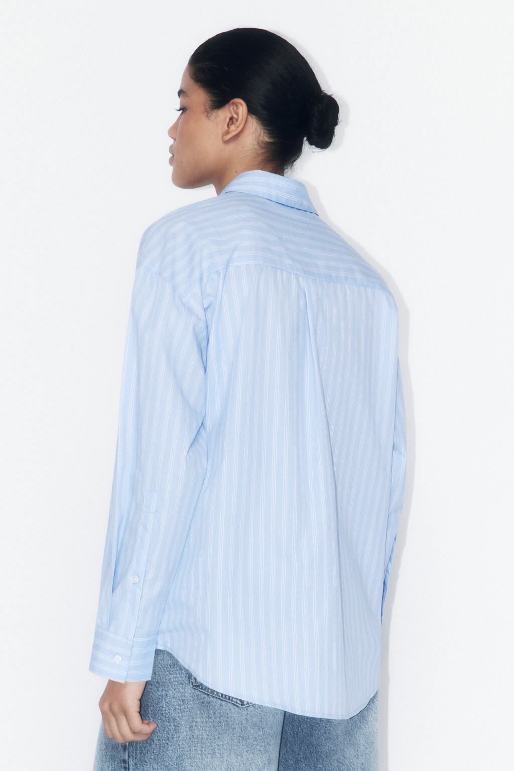 Рубашка oversize в полоску с карманом - цвет голубой - 4