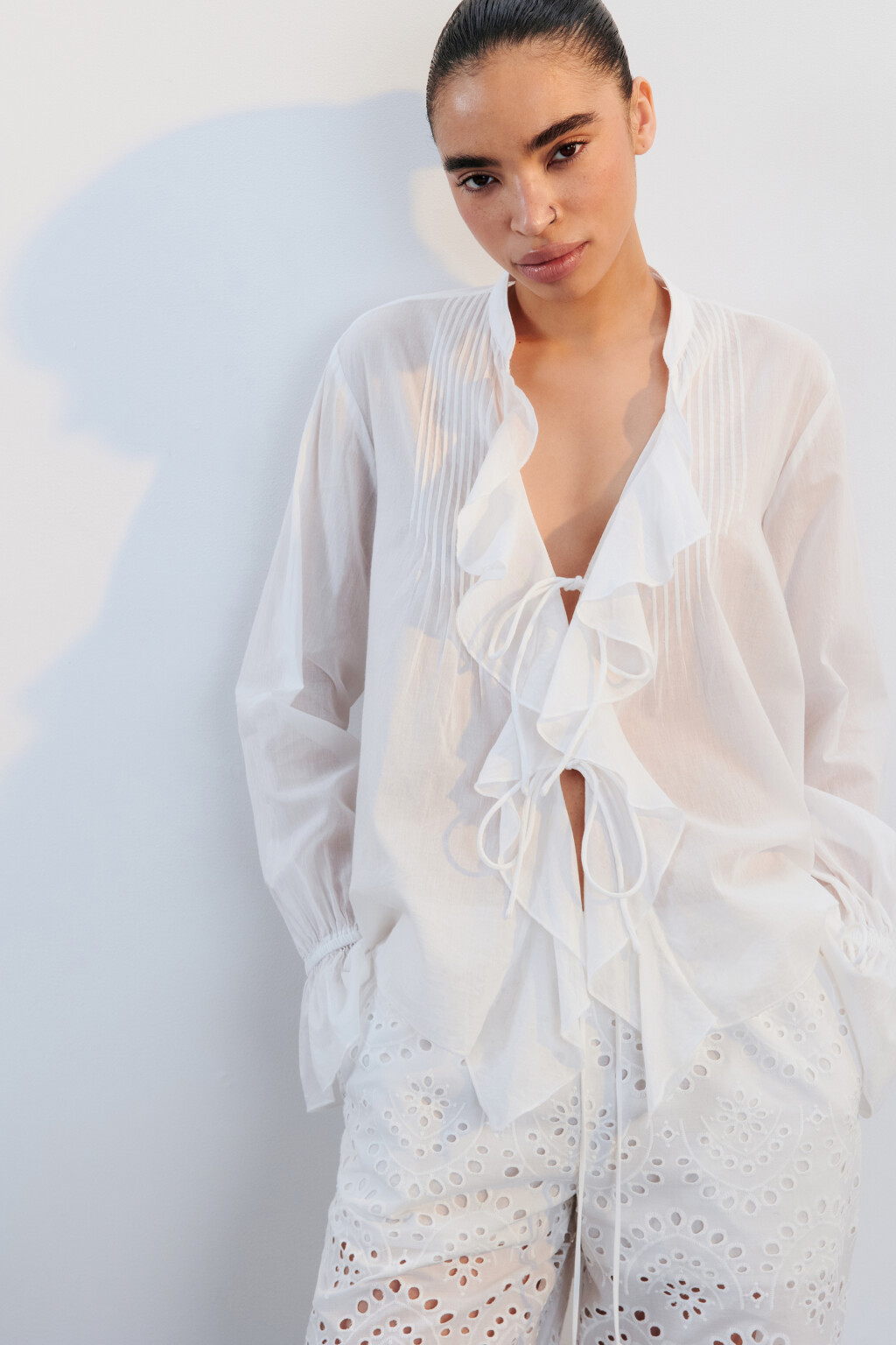 Блузка хлопковая на завязках с воланами - цвет белый - 1