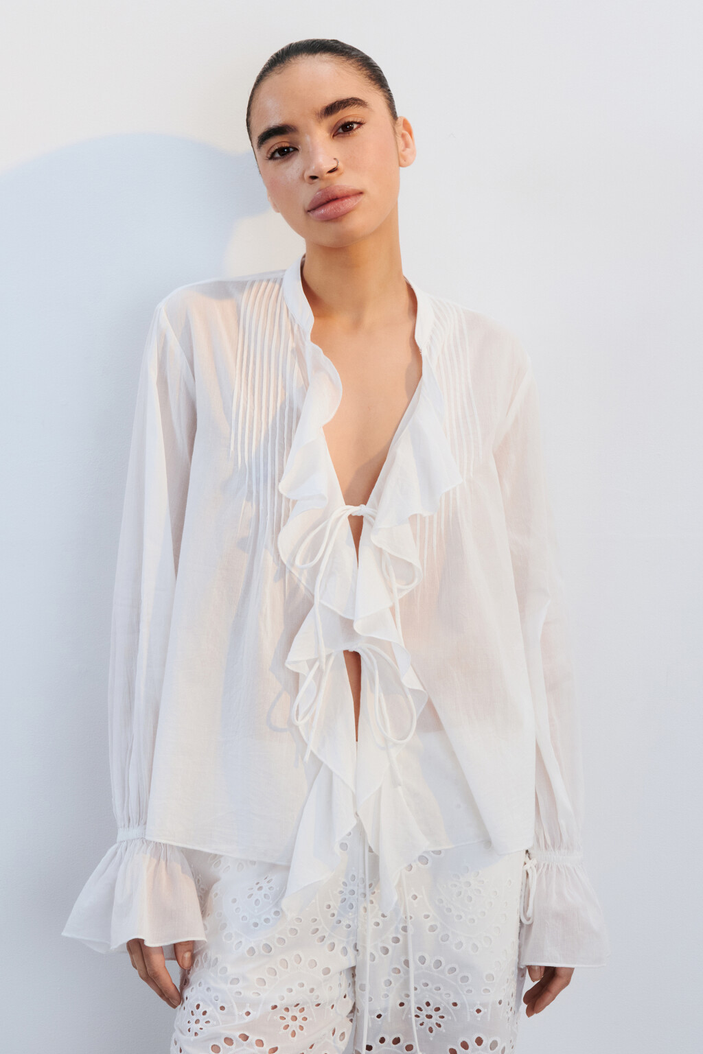 Блузка хлопковая на завязках с воланами - цвет белый - 2