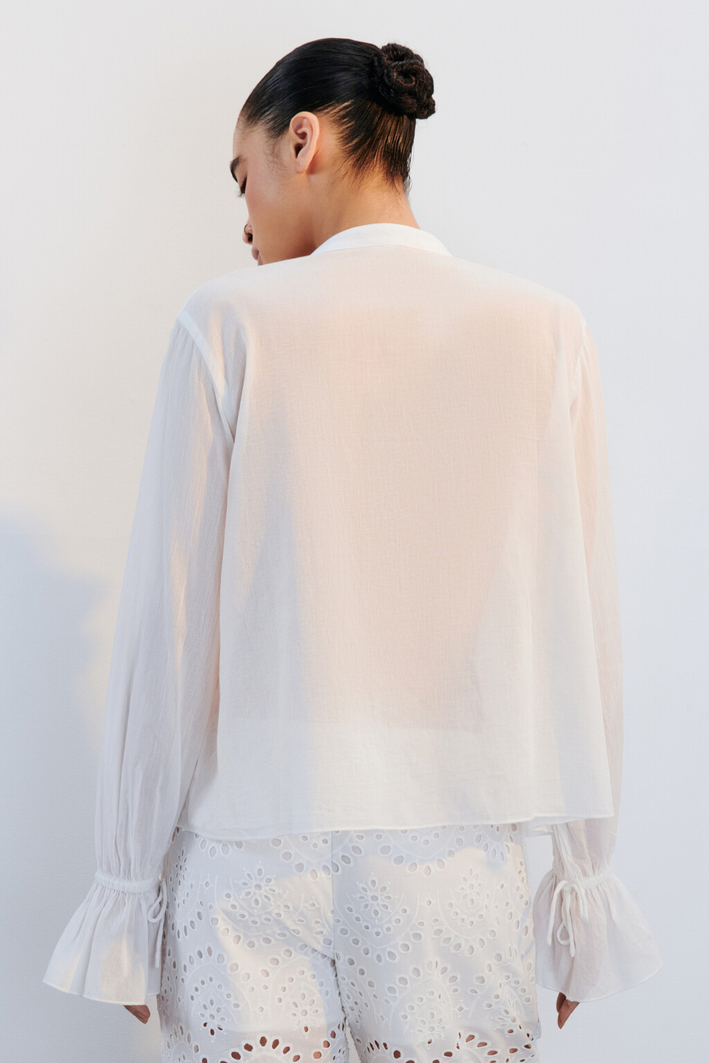 Блузка хлопковая на завязках с воланами - цвет белый - 3
