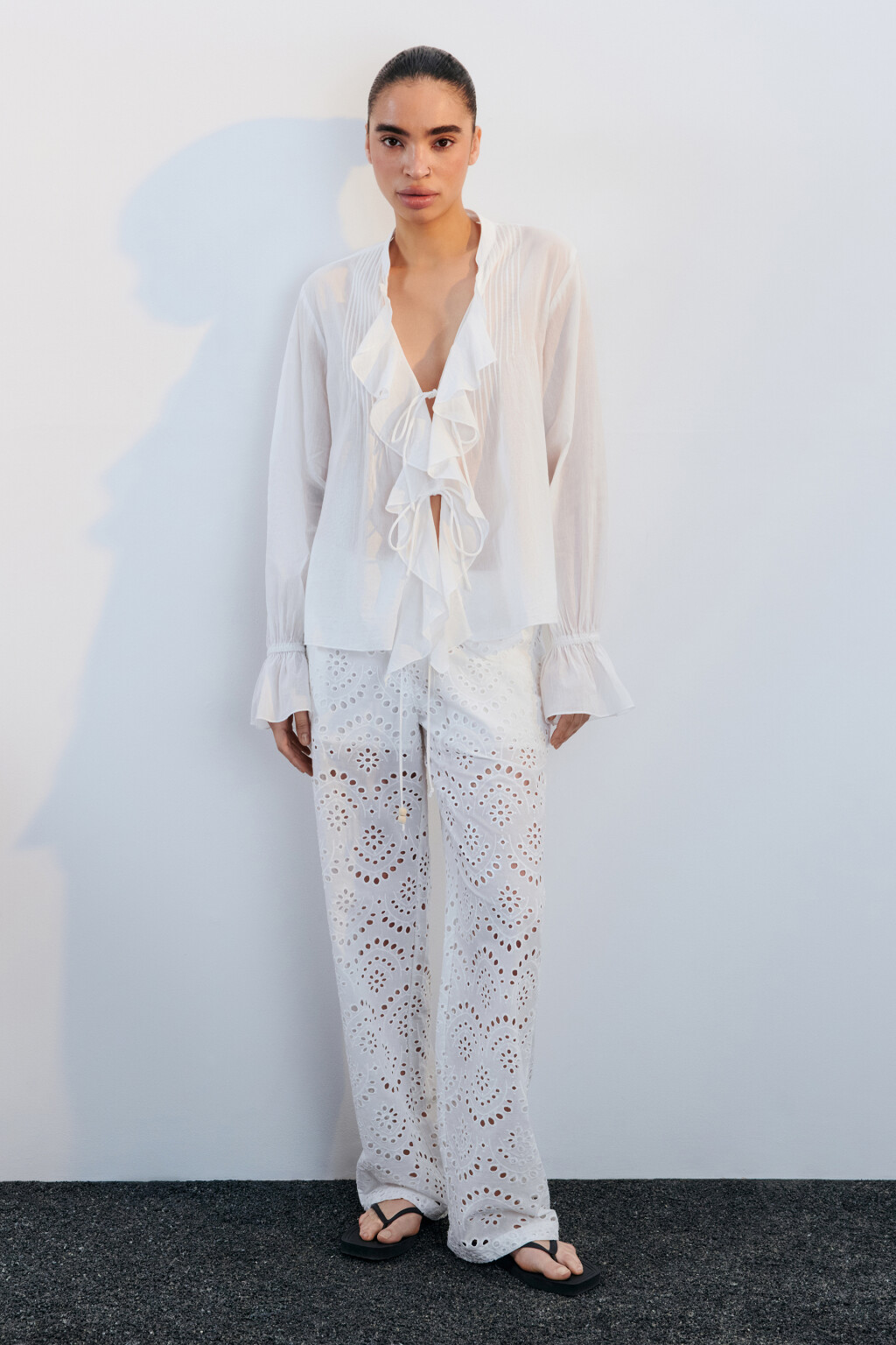 Блузка хлопковая на завязках с воланами - цвет белый - 4