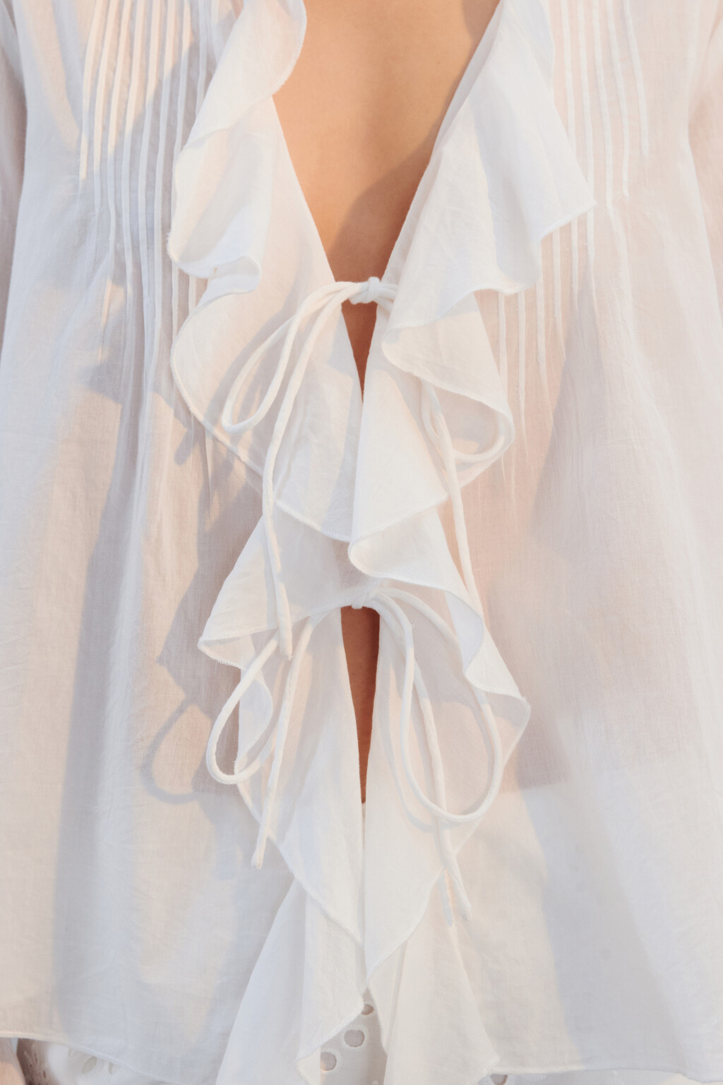 Блузка хлопковая на завязках с воланами - цвет белый - 5