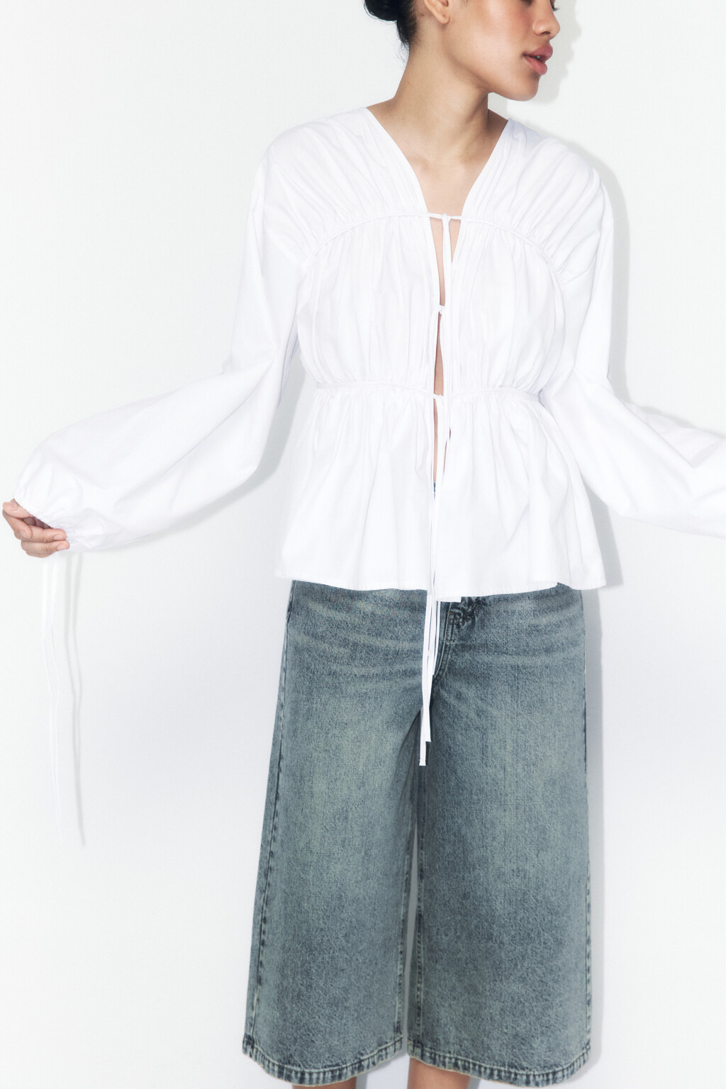 Блузка на завязках с объемными рукавами - цвет белый - 1
