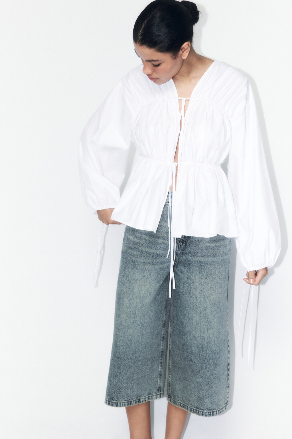 Блузка на завязках с объемными рукавами - цвет белый - 2