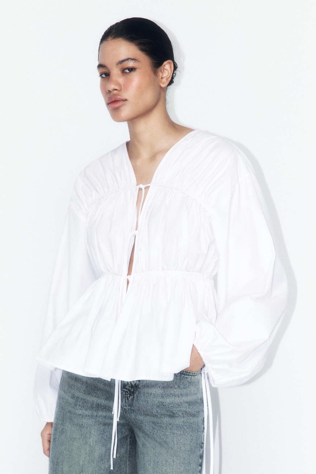 Блузка на завязках с объемными рукавами - цвет белый - 3
