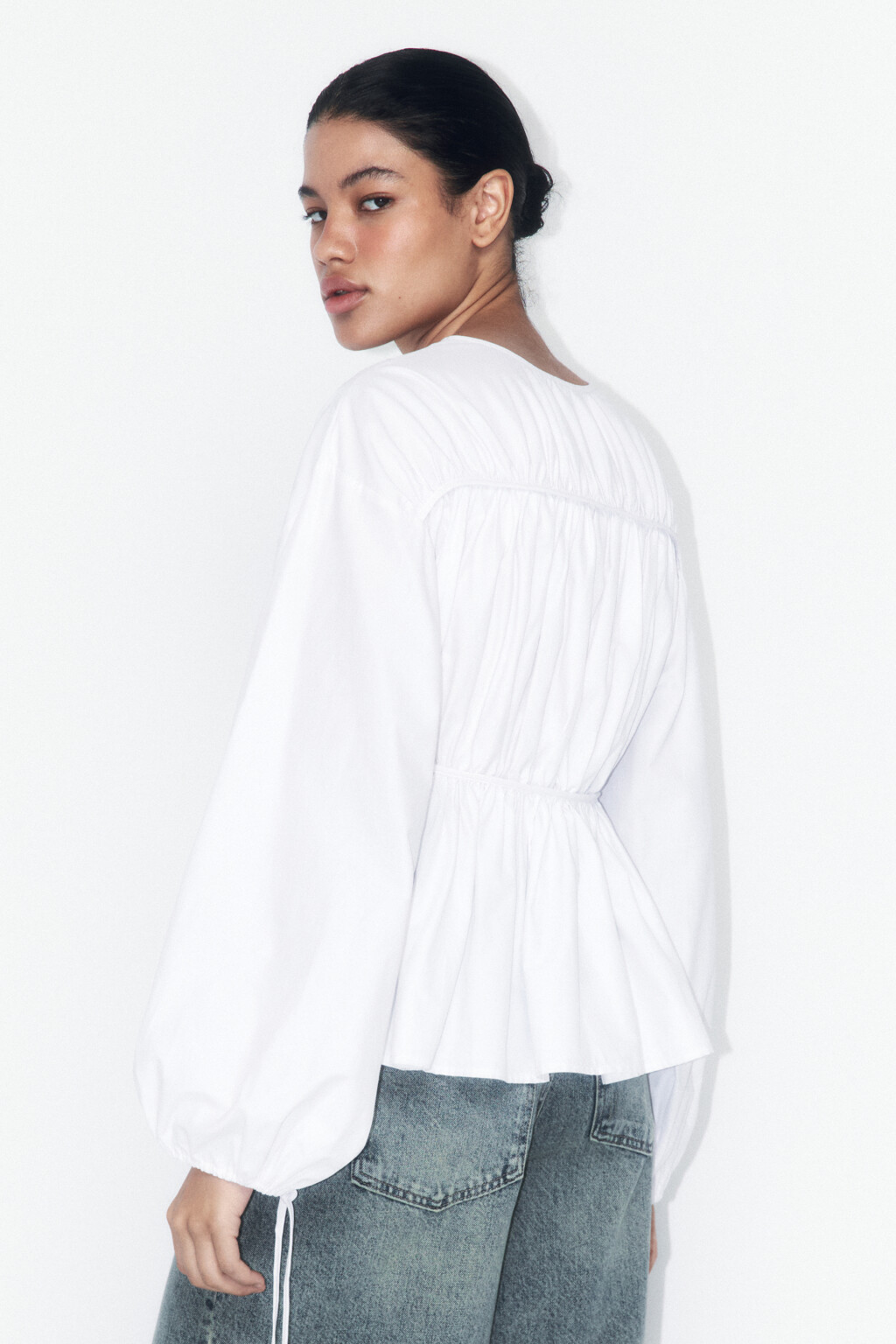 Блузка на завязках с объемными рукавами - цвет белый - 4