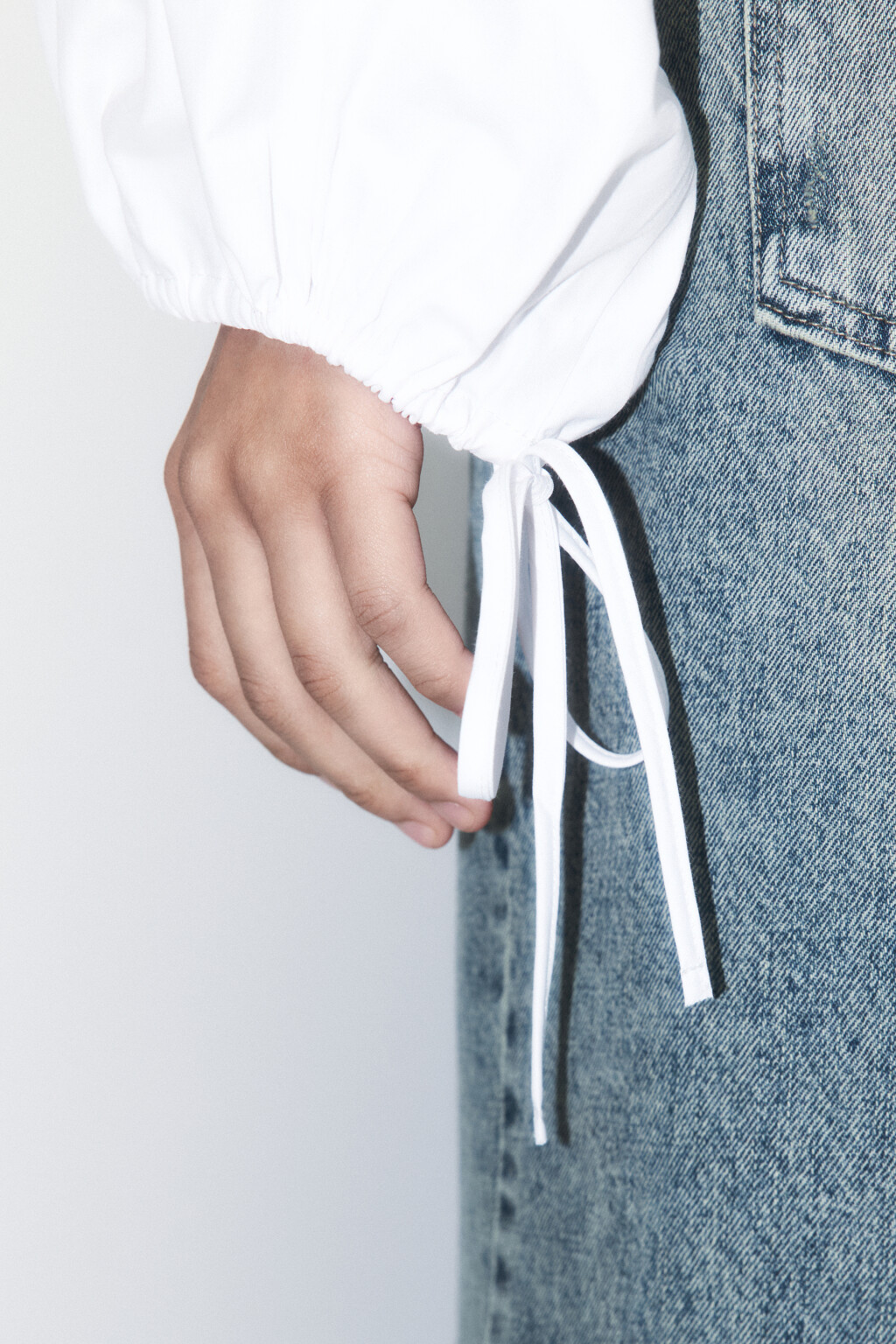 Блузка на завязках с объемными рукавами - цвет белый - 7