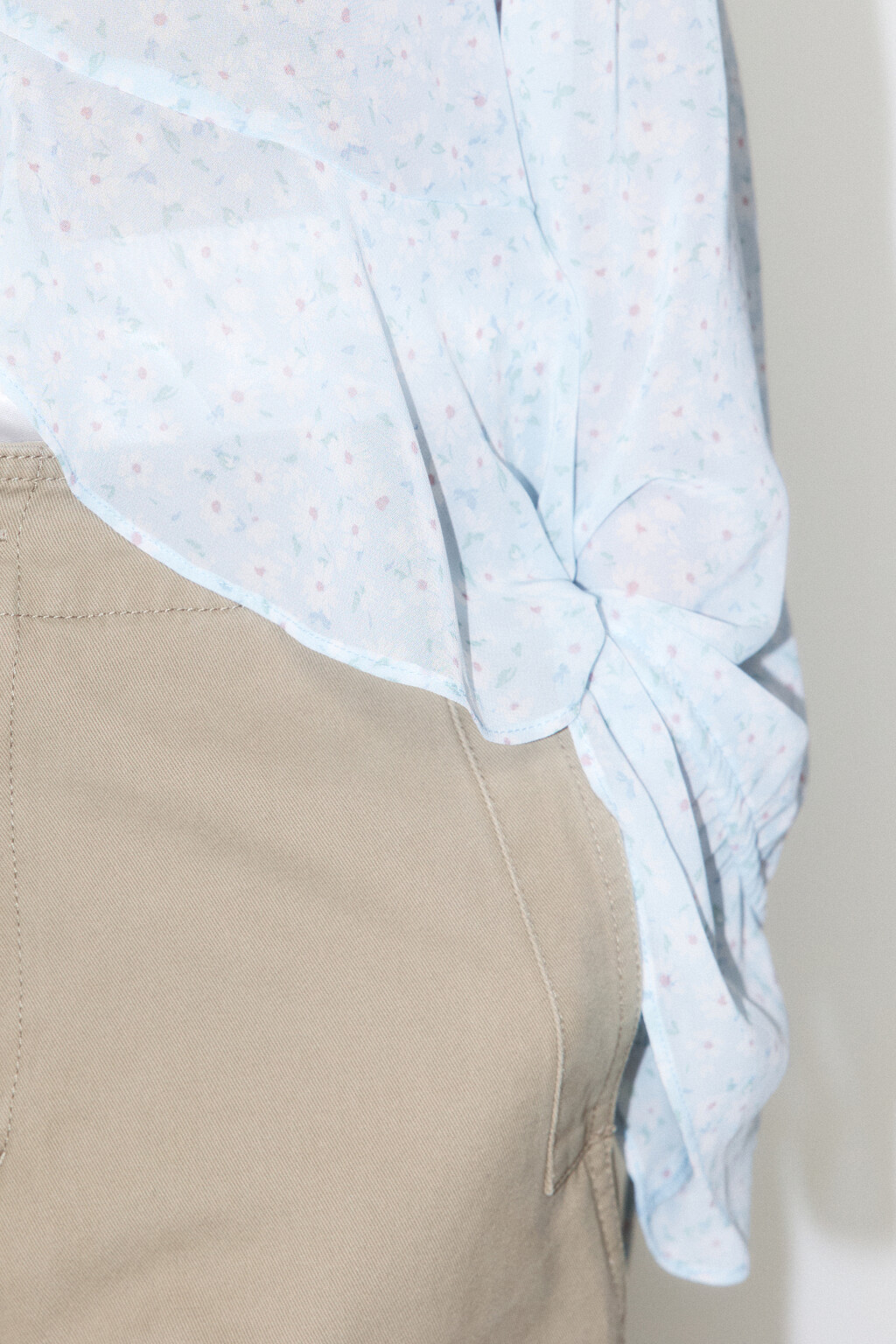 Блузка шифоновая на завязках с воланом - цвет голубой - 7