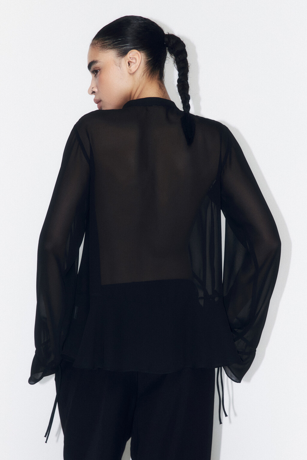 Блузка шифоновая на завязках с воланом - цвет черный - 3