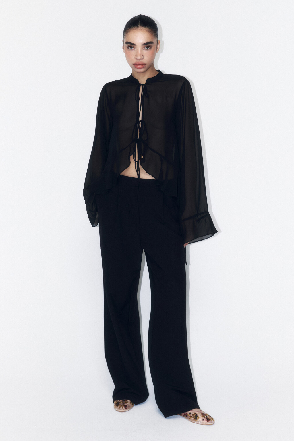 Блузка шифоновая на завязках с воланом - цвет черный - 4