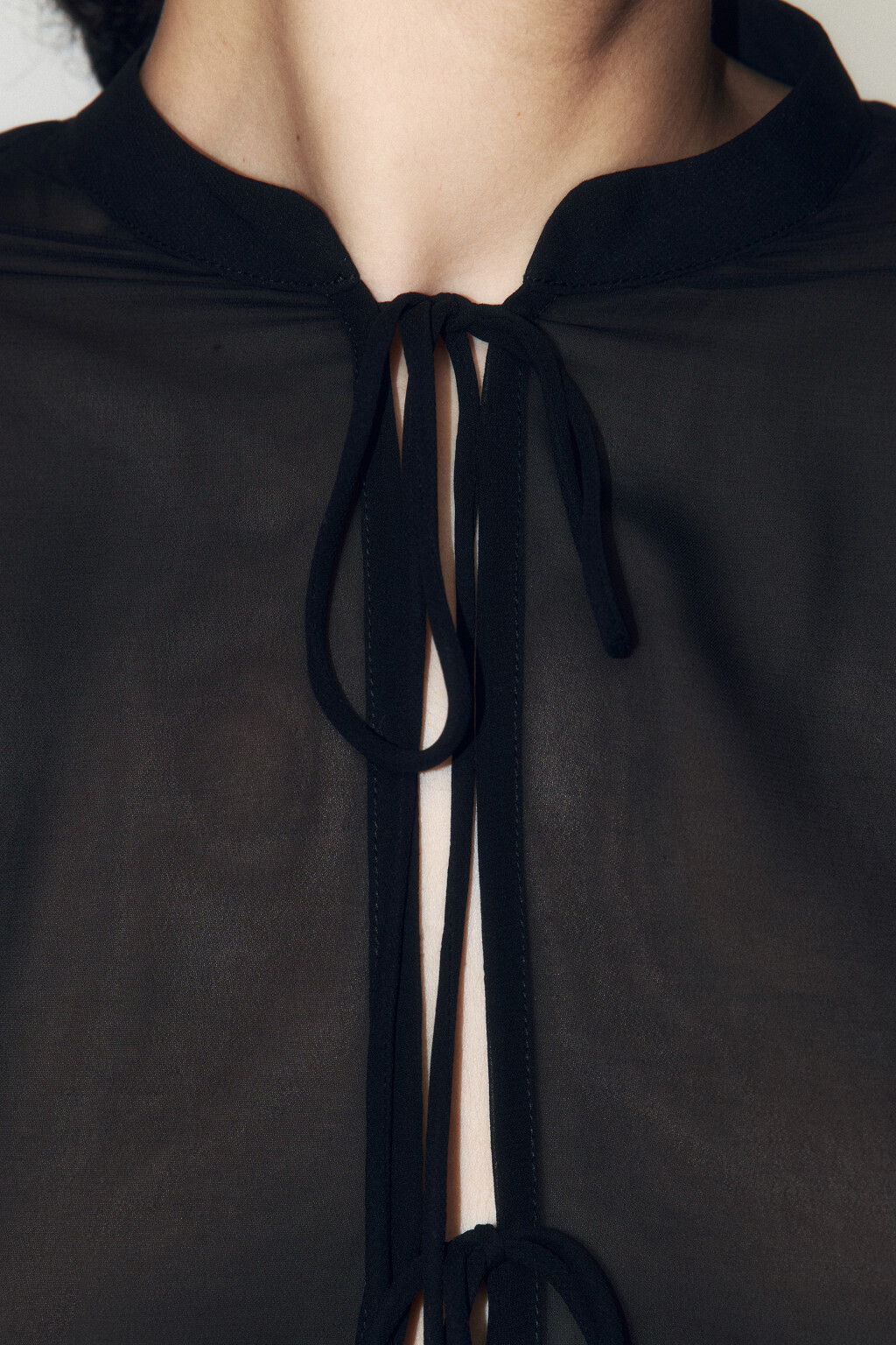 Блузка шифоновая на завязках с воланом - цвет черный - 5