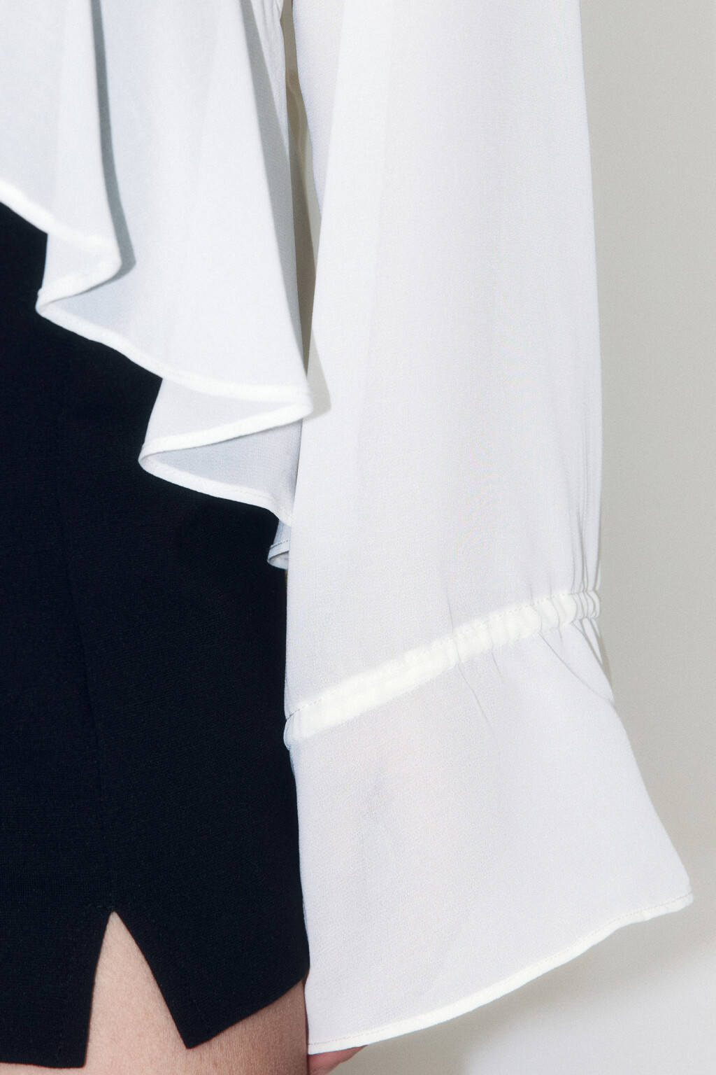 Блузка шифоновая на завязках с воланом - цвет молочный - 6