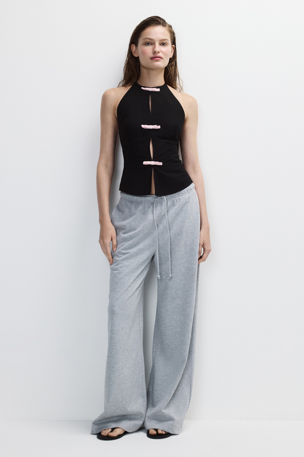 Топ с завязками на шее и бантиками - цвет черный - 4