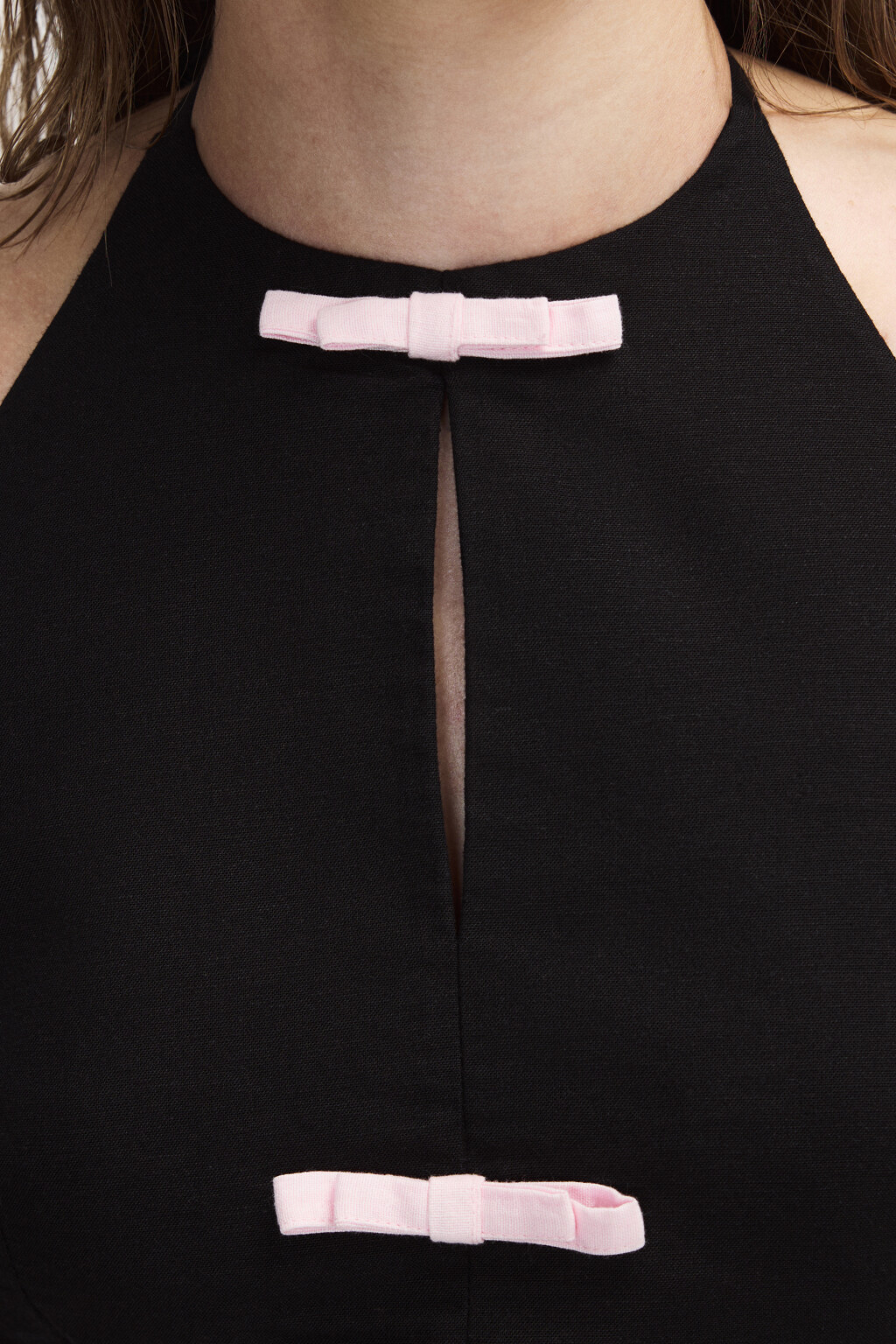 Топ с завязками на шее и бантиками - цвет черный - 5