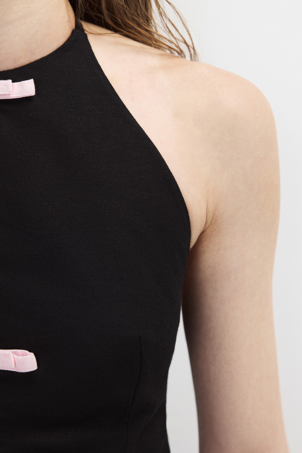 Топ с завязками на шее и бантиками - цвет черный - 6