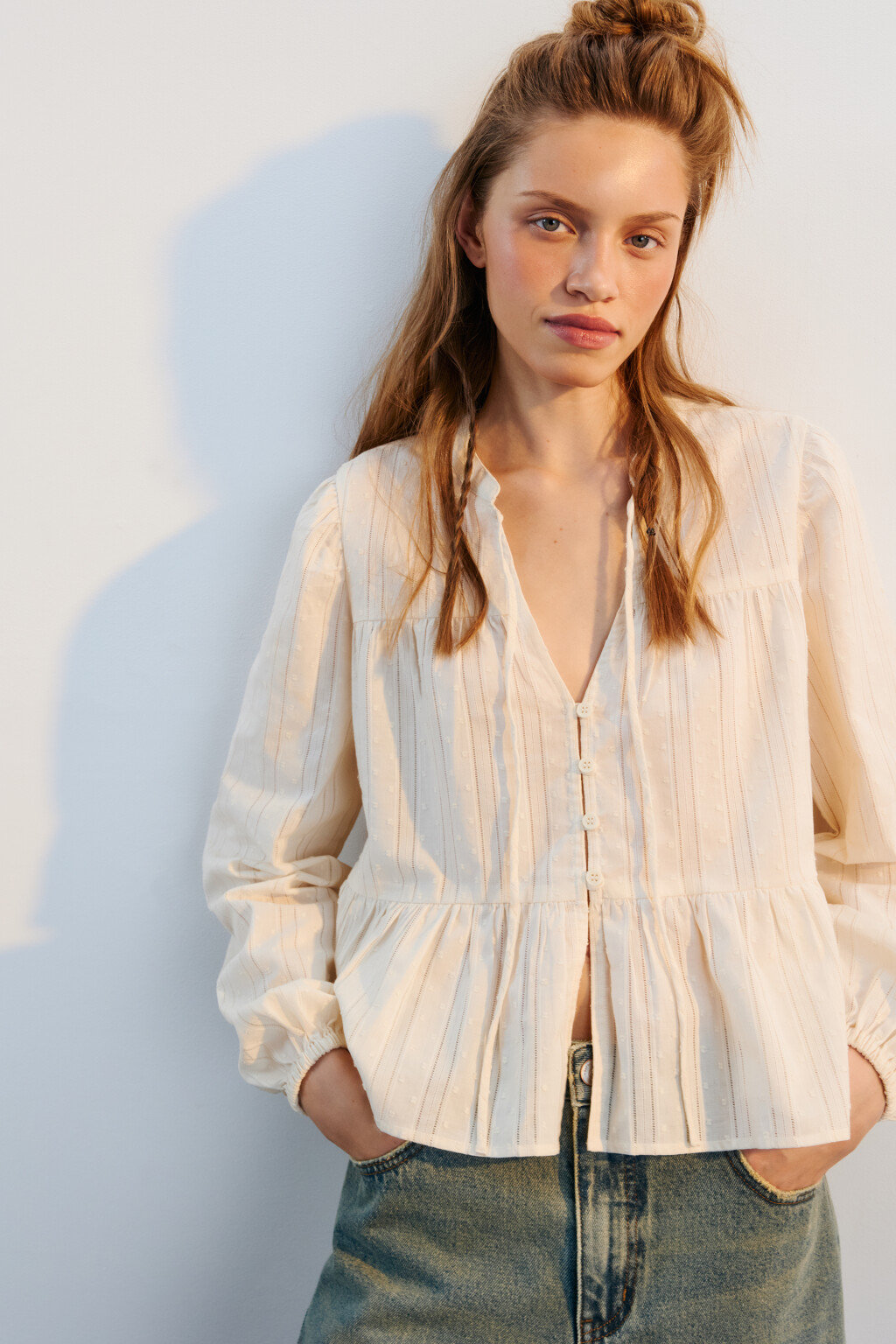 Блузка из хлопка с баской и рукавами-буфами - цвет молочный - 1