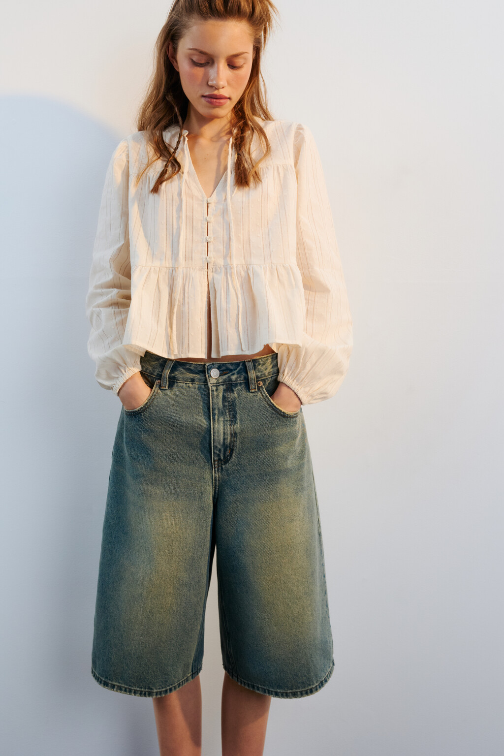 Блузка из хлопка с баской и рукавами-буфами - цвет молочный - 2