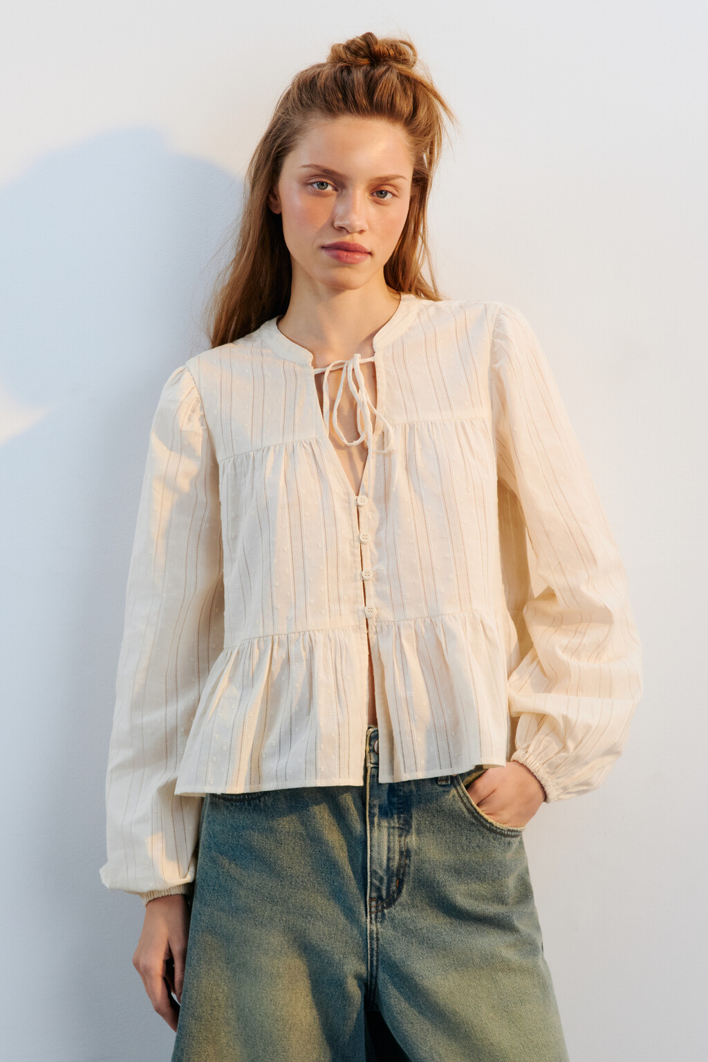 Блузка из хлопка с баской и рукавами-буфами - цвет молочный - 3