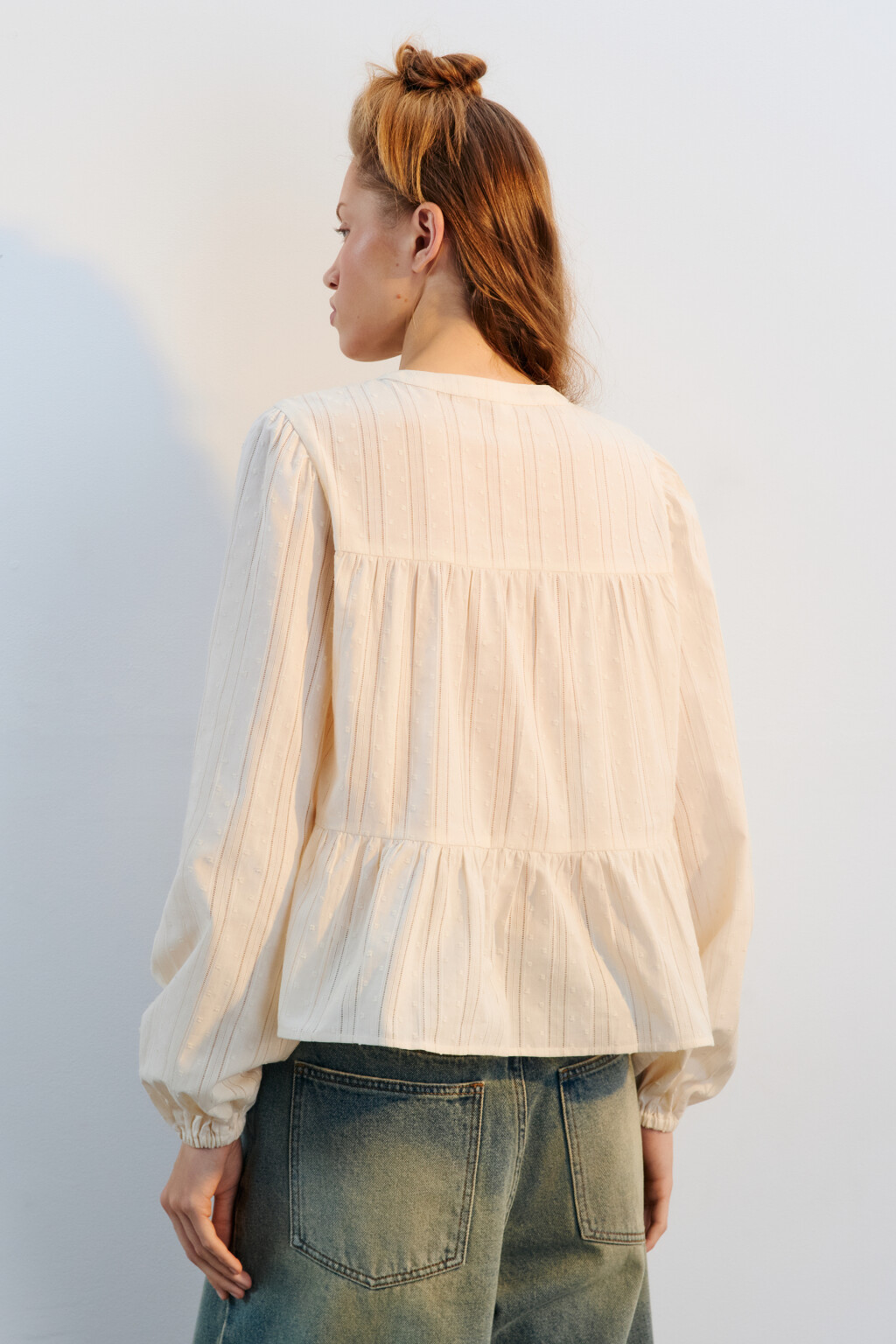 Блузка из хлопка с баской и рукавами-буфами - цвет молочный - 4