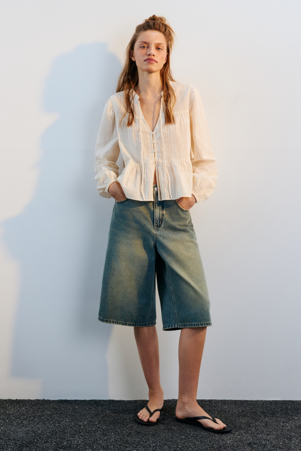 Блузка из хлопка с баской и рукавами-буфами - цвет молочный - 5