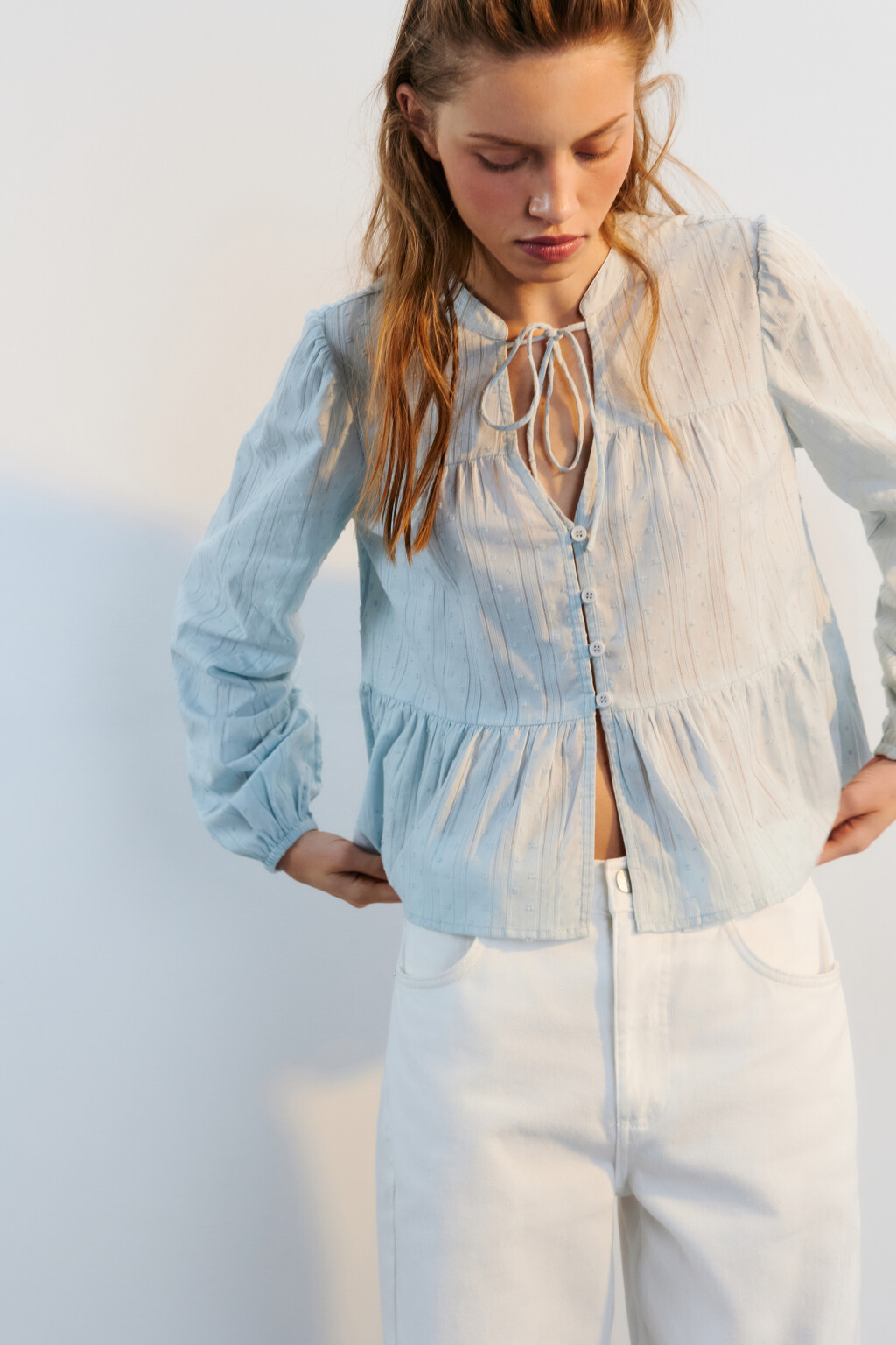 Блузка из хлопка с баской и рукавами-буфами - цвет голубой - 1